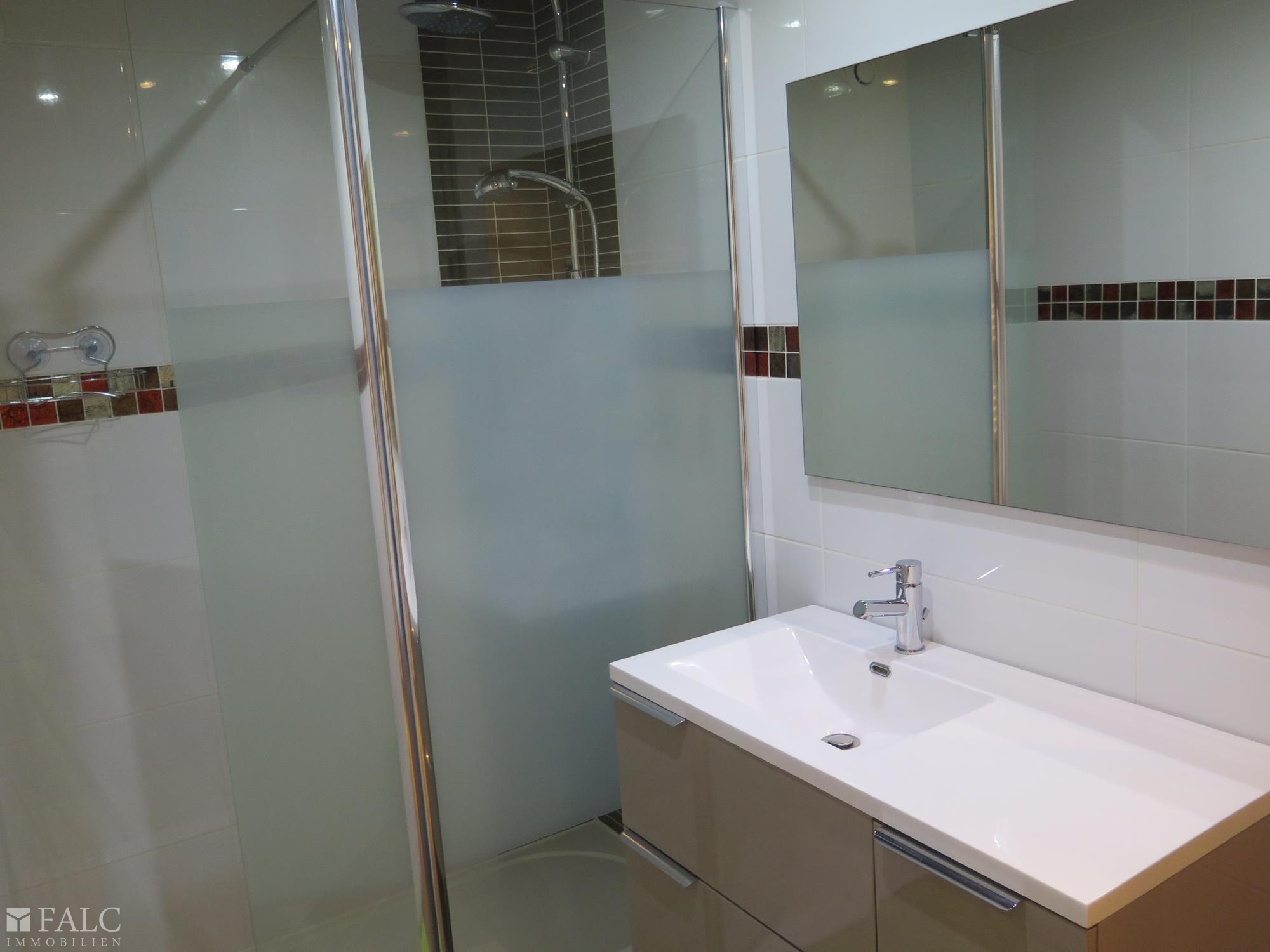 Badezimmer mit begehbarer Dusche