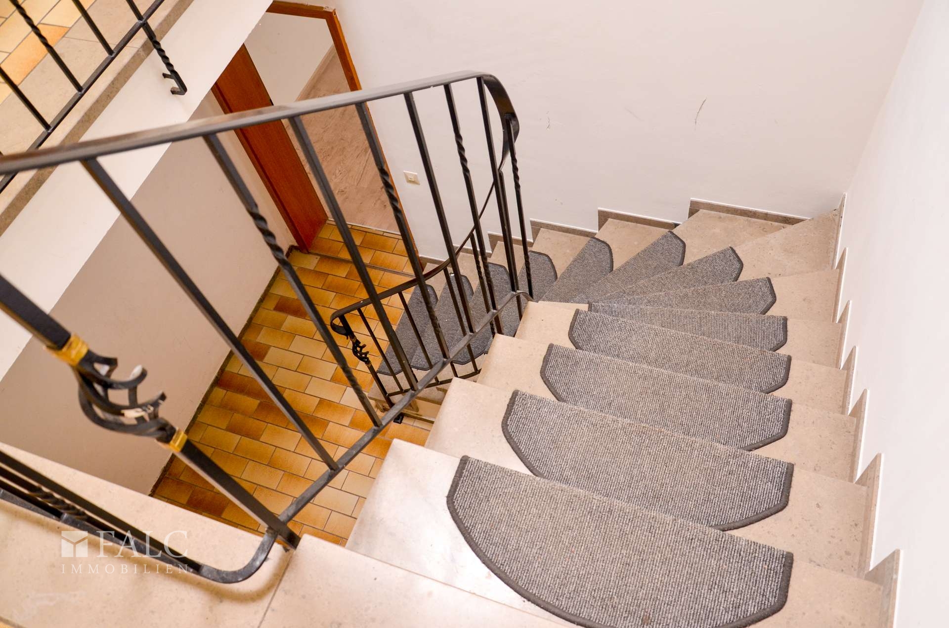 Treppe zum Untergeschoss