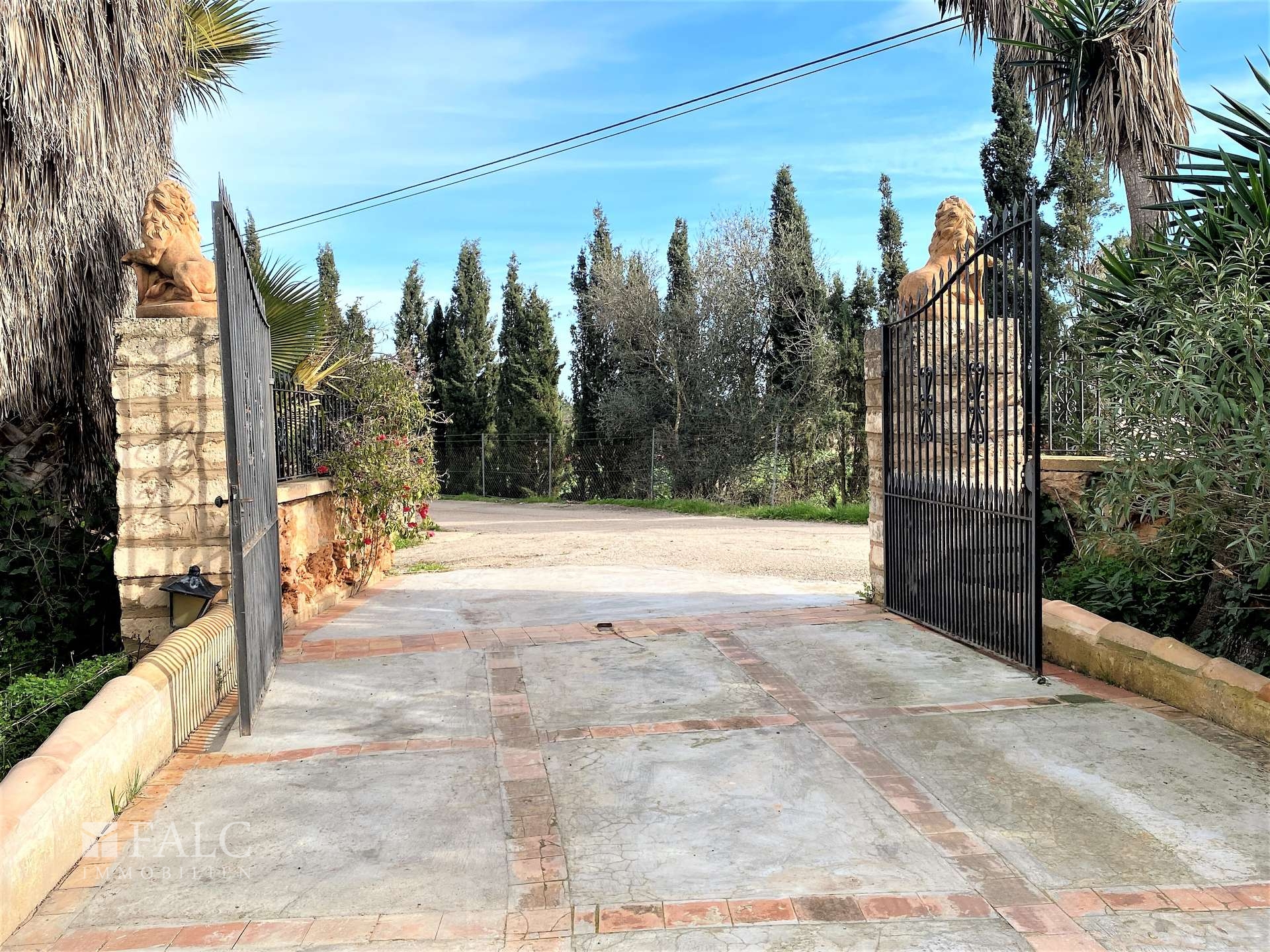 Einfahrtstor - Portal de entrada