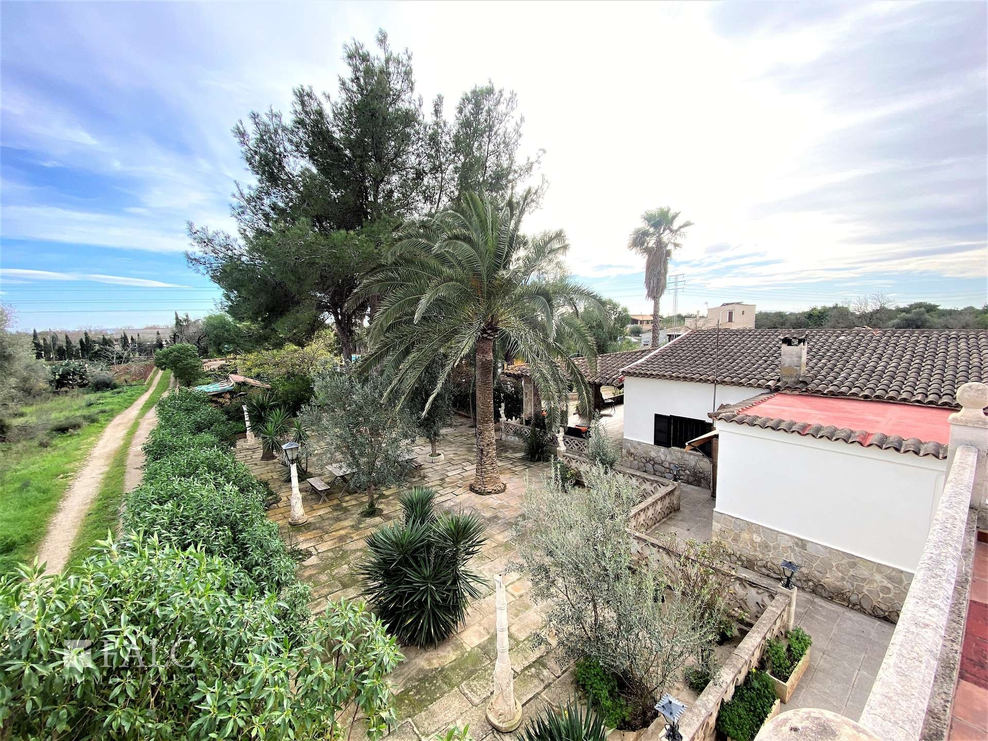 Blick aus Dachterrasse zum seitlichen Hof - Vistas a patio lateral
