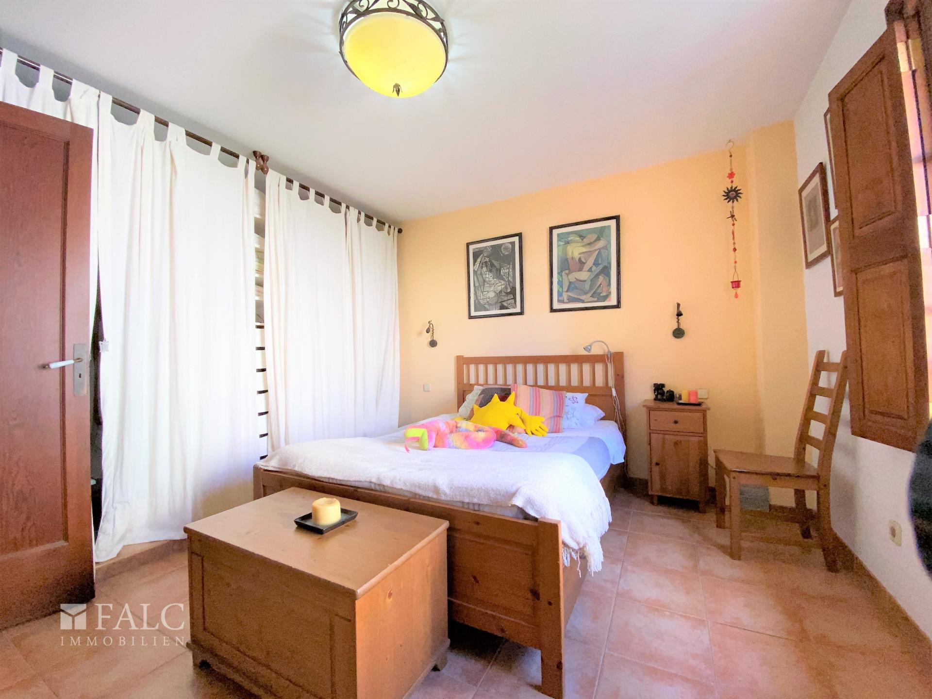 Schlafzimmer - Dormitorio 