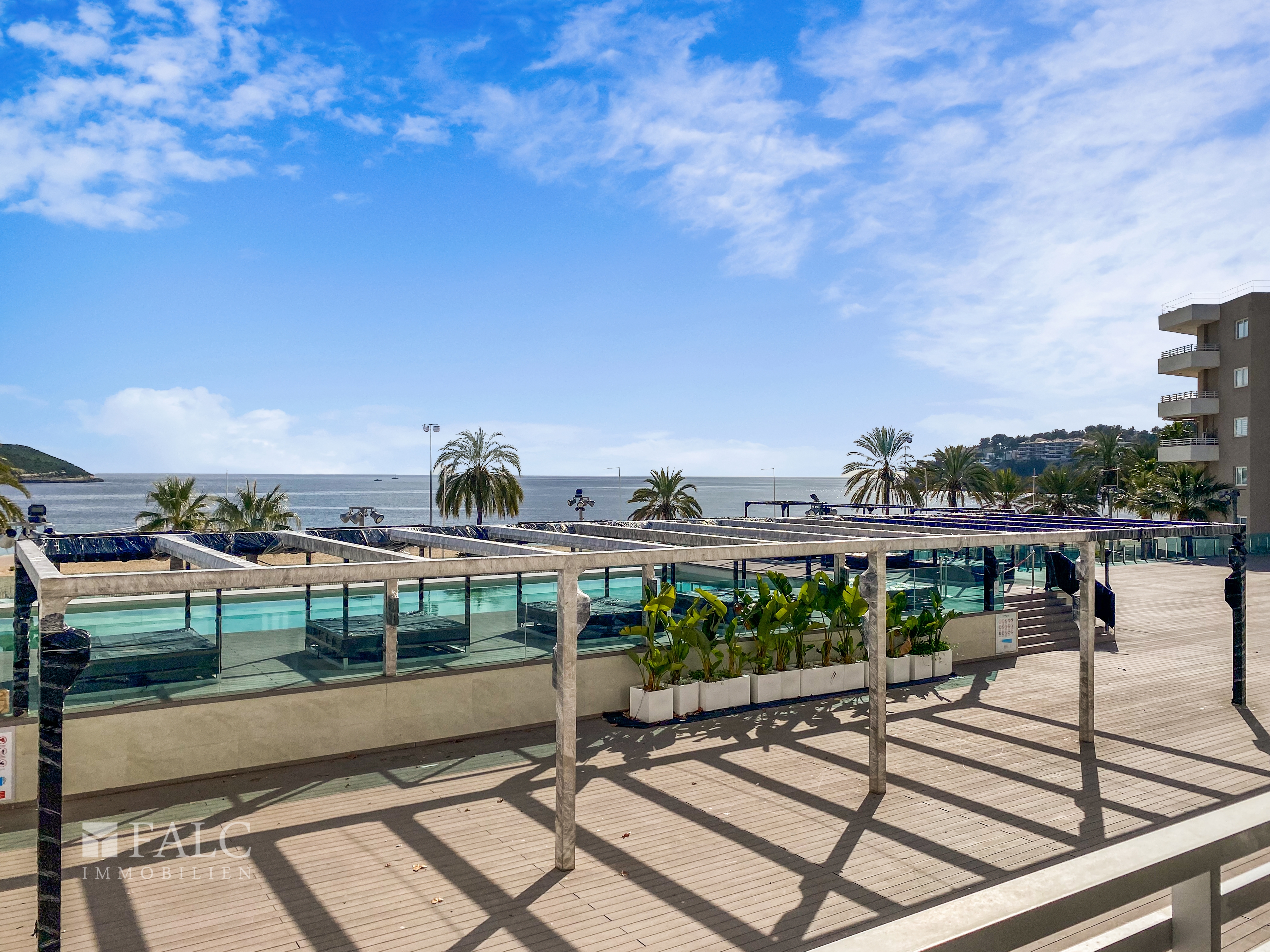 Ausblick auf Pool-Meer