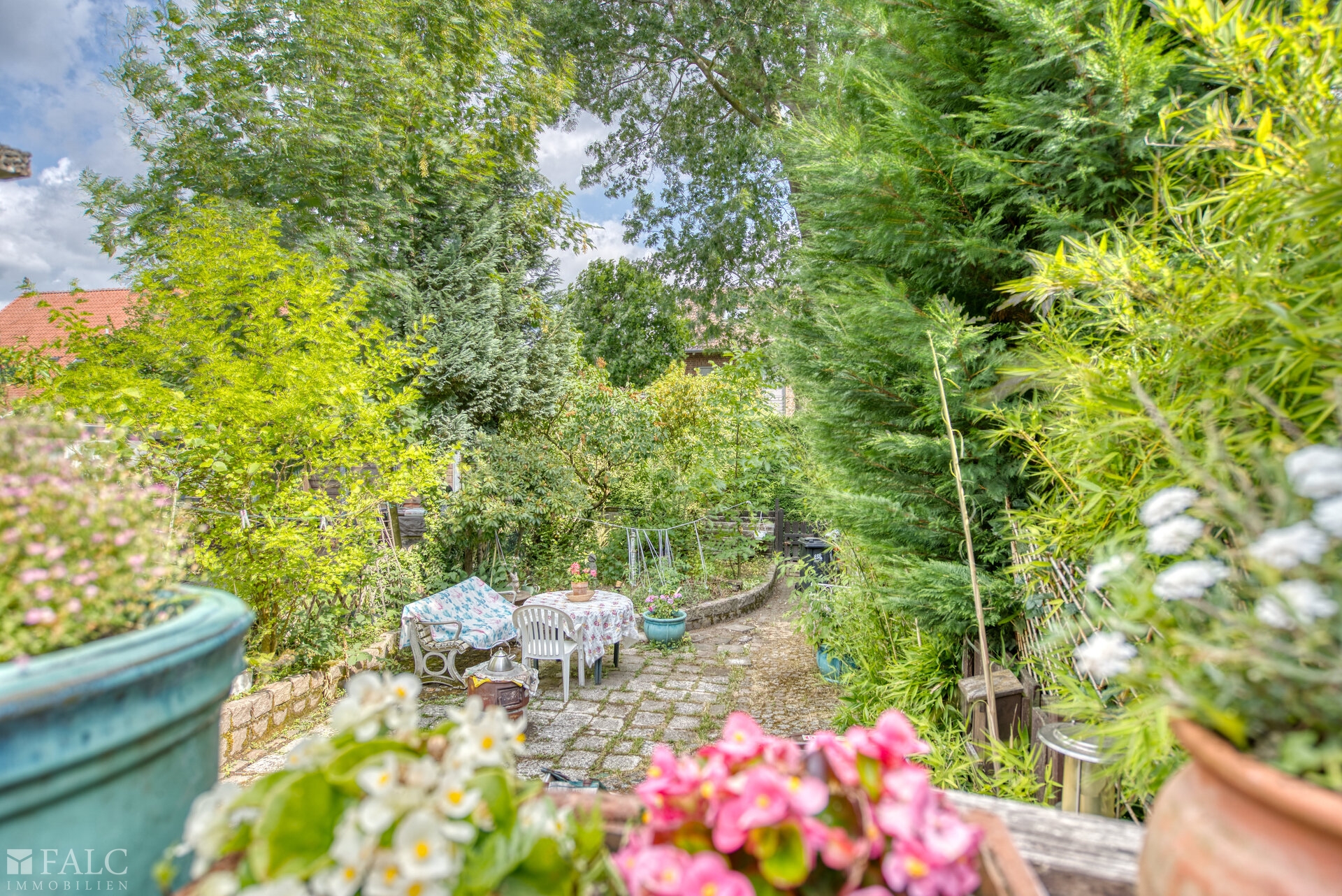 Garten von der Terrasse aus