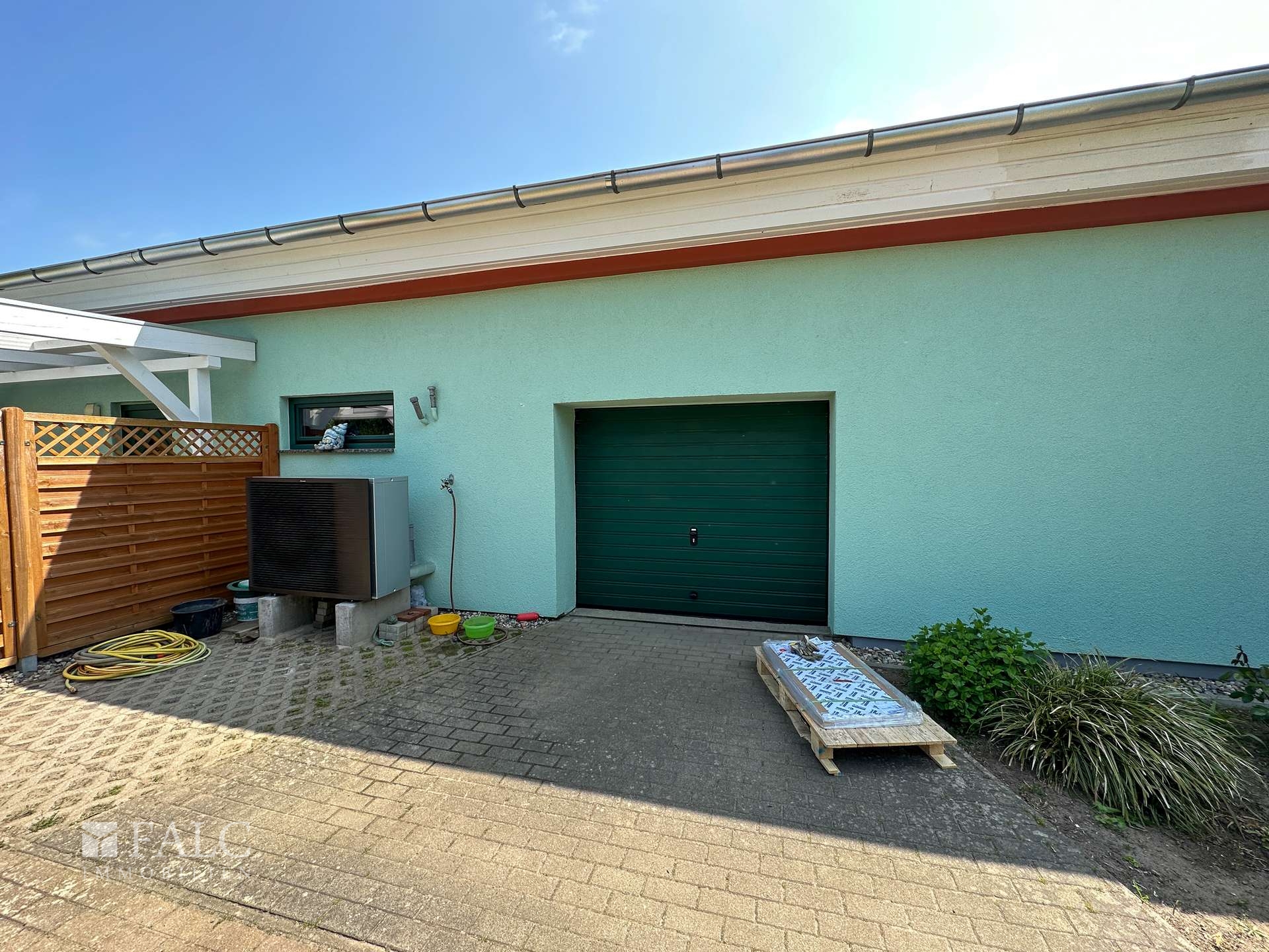 *Einfahrt Garage