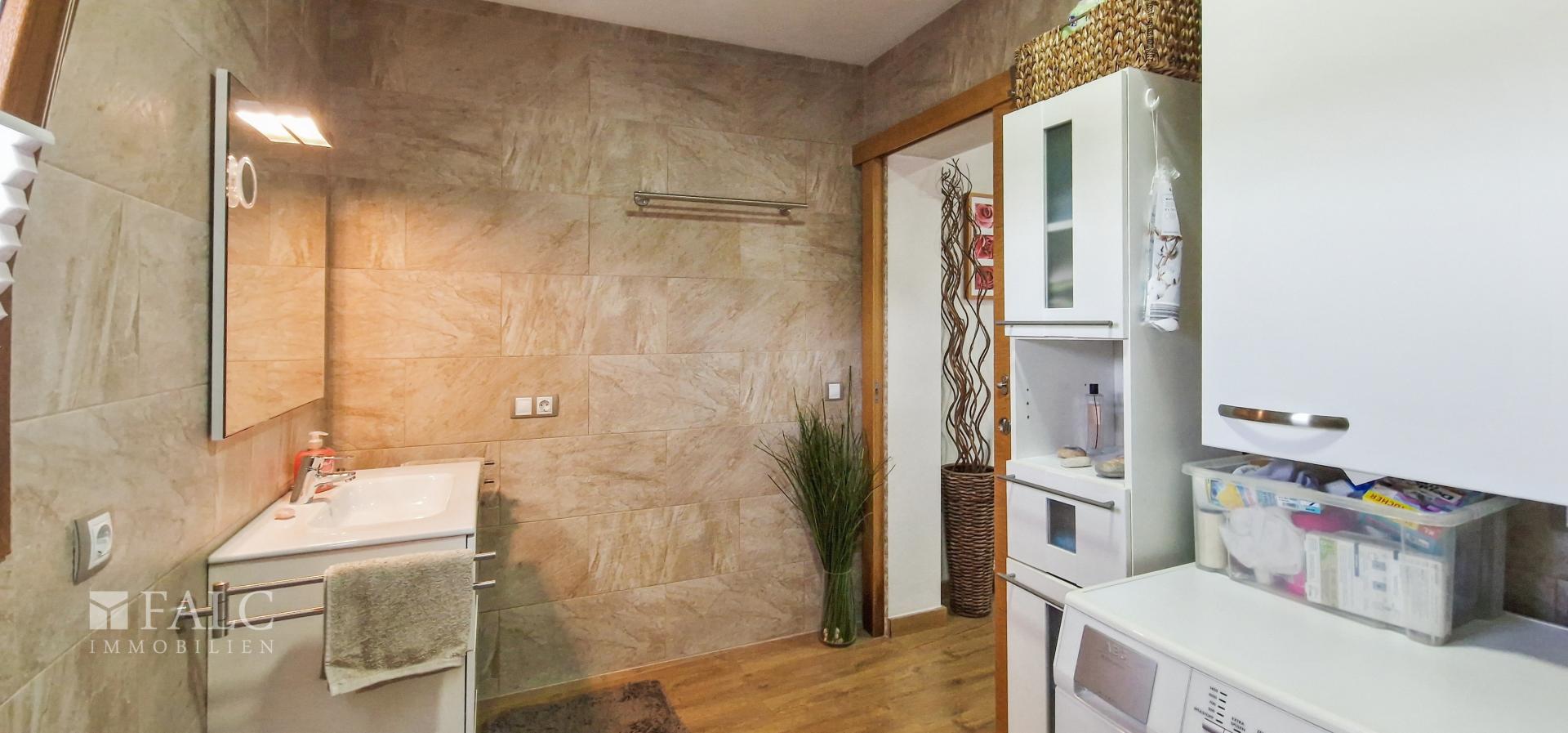Geräumiges Bad/espacioso baño/spacious bathroom