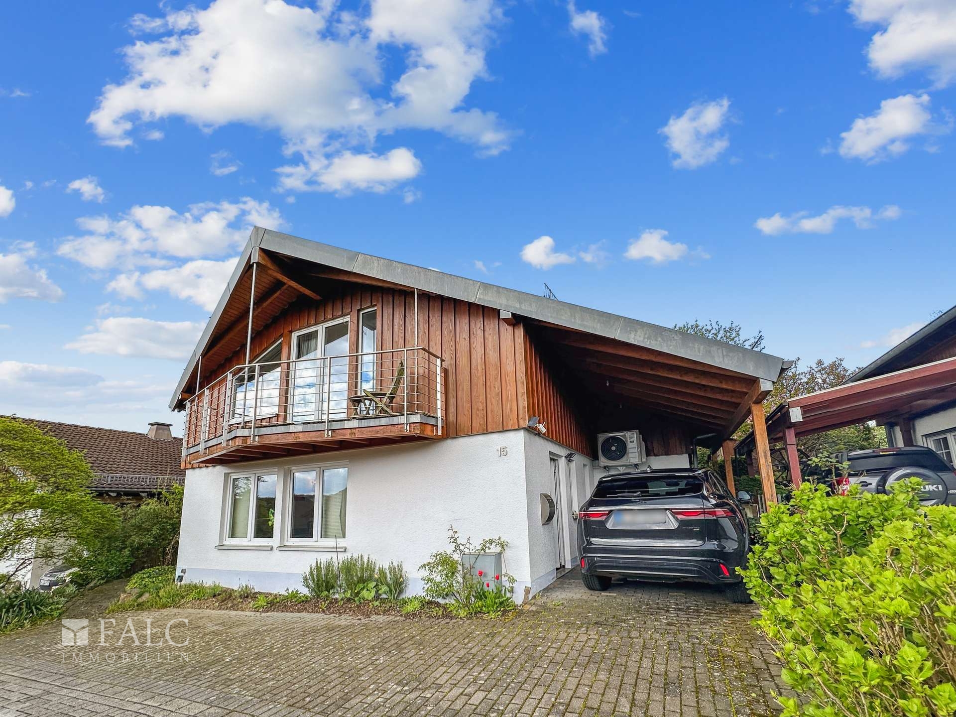 Hausfront mit Carport