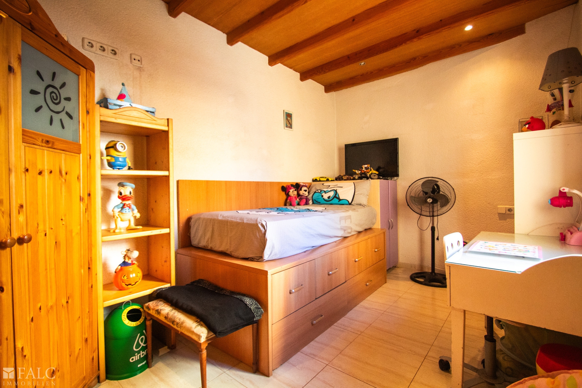 Schlafzimmer - Dormitorio 