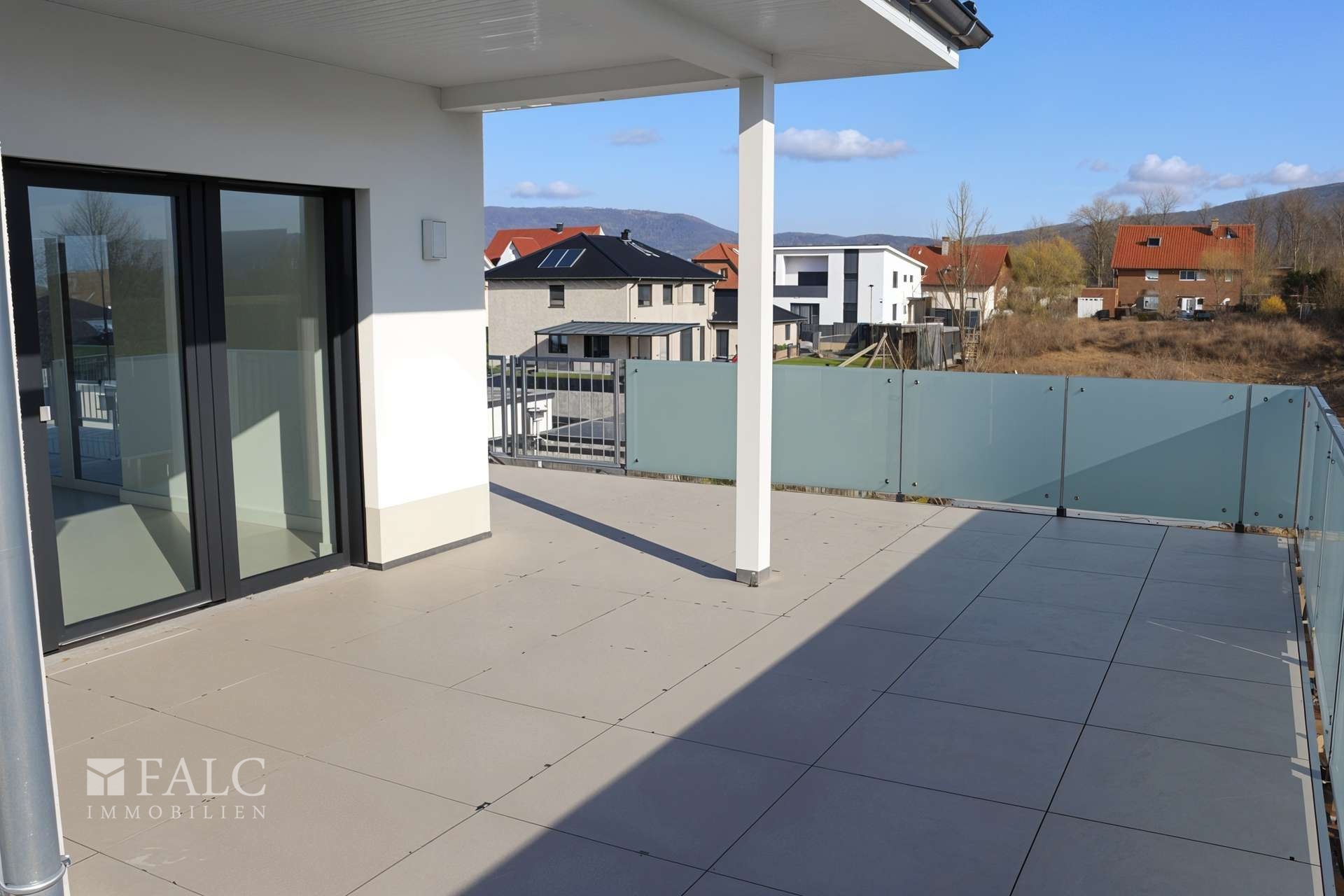 Großzügige teilüberdachte Terrasse