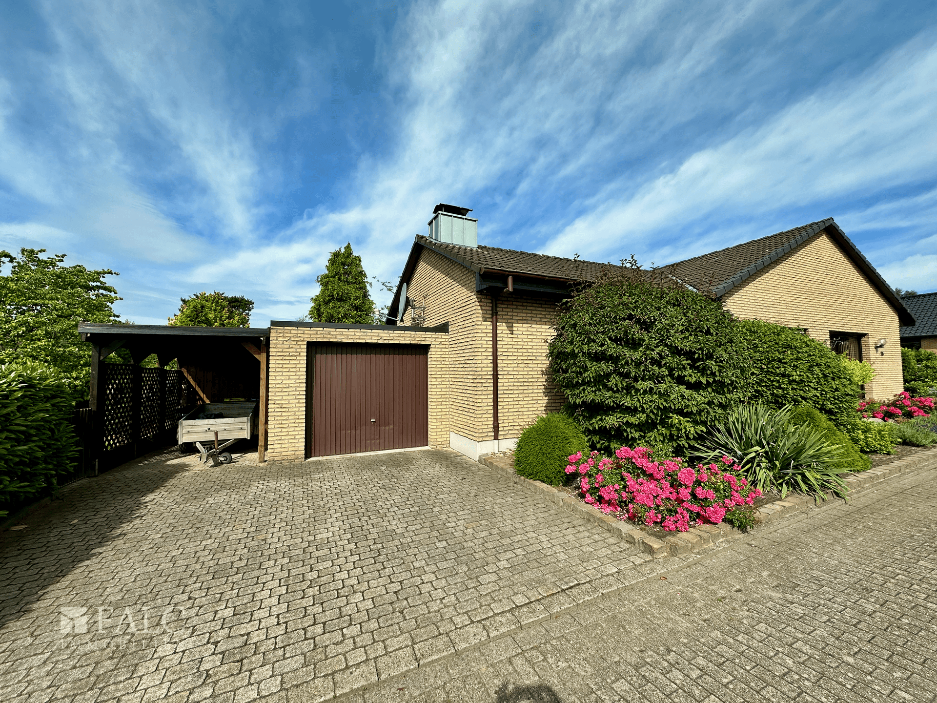 Garage, Carport und 2 Stellplätze