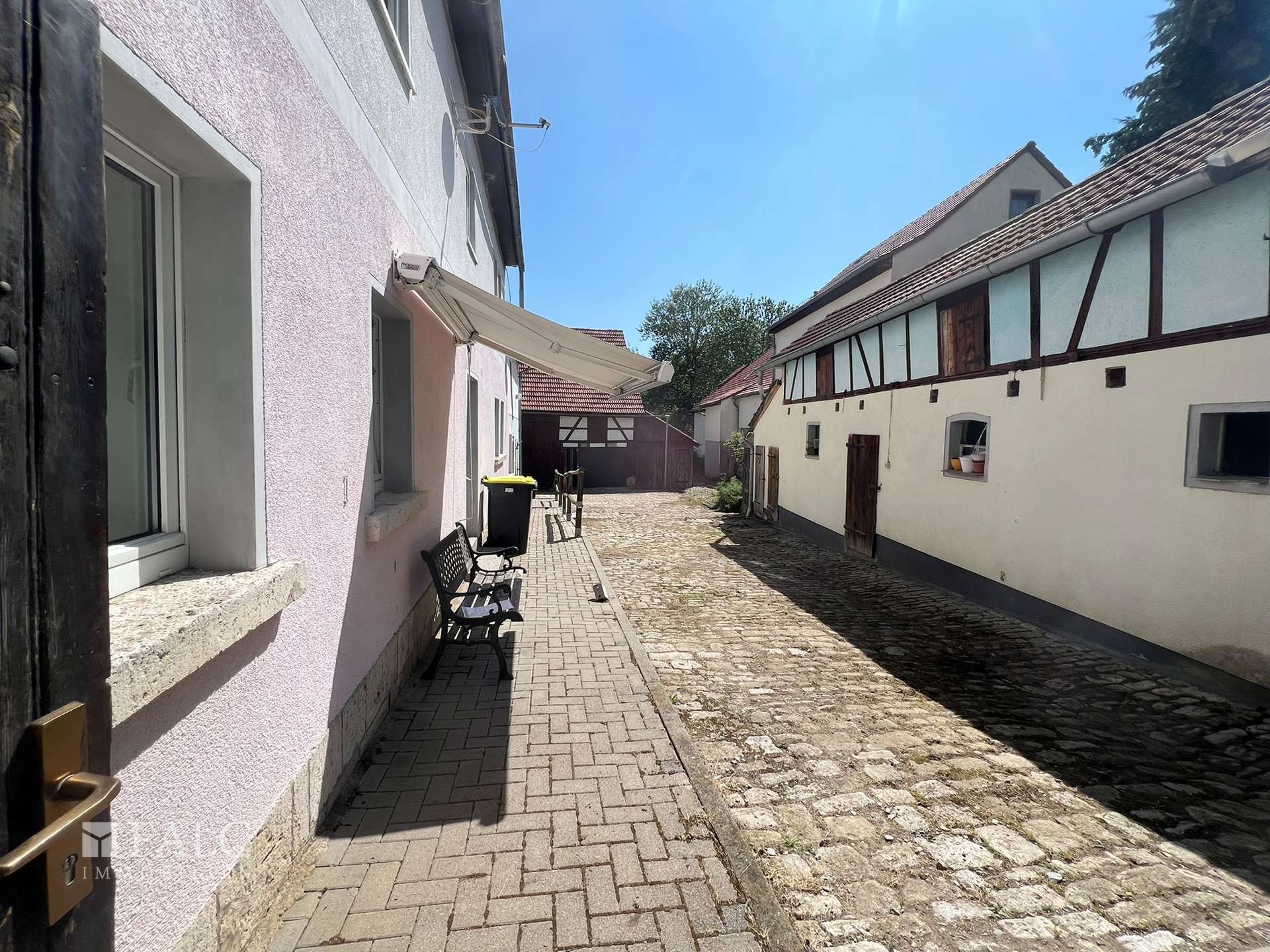 Hof Wohnhaus links, Ställe rechts