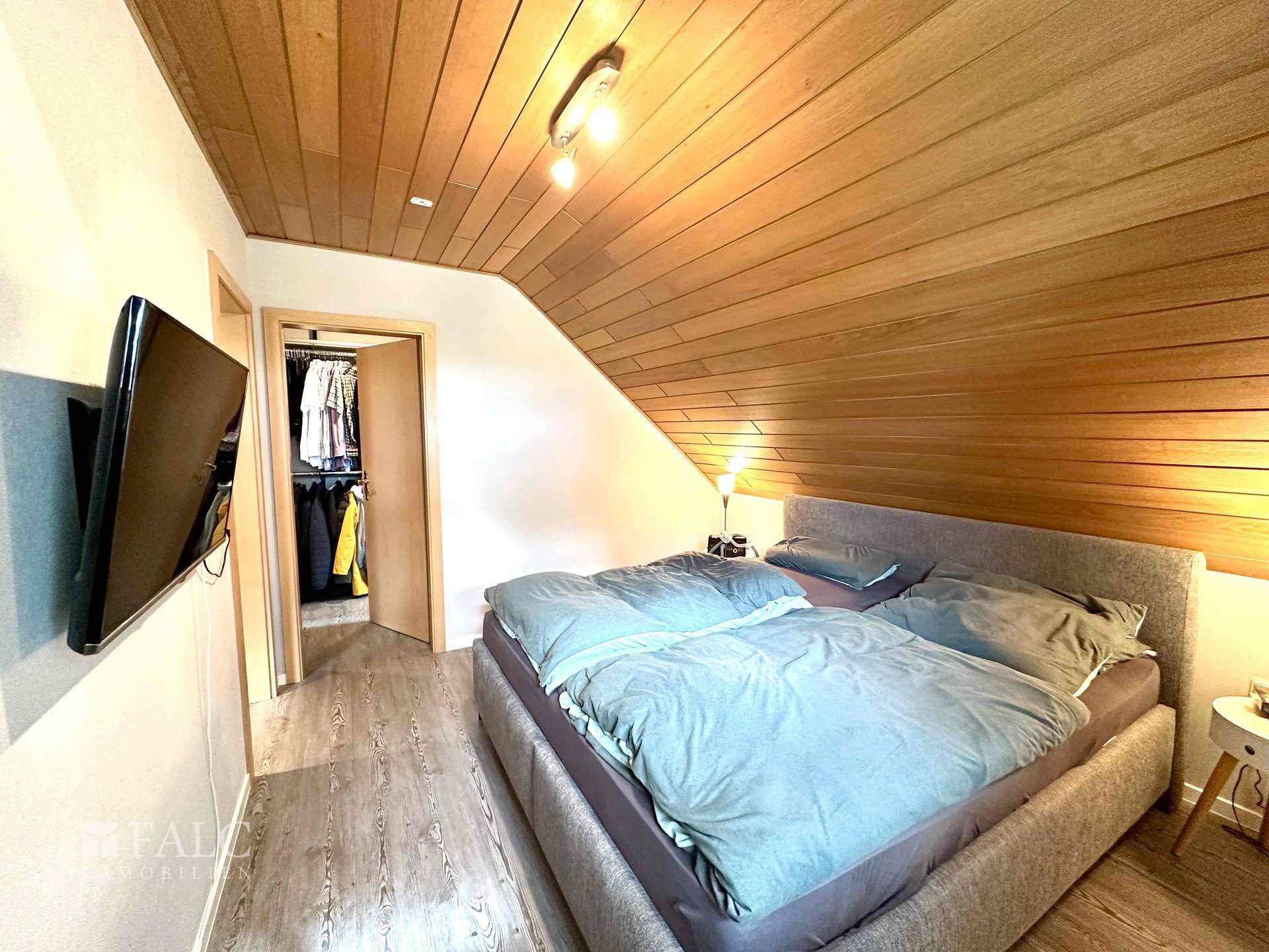 Schlafzimmer mit Blick in die Ankleide - OG