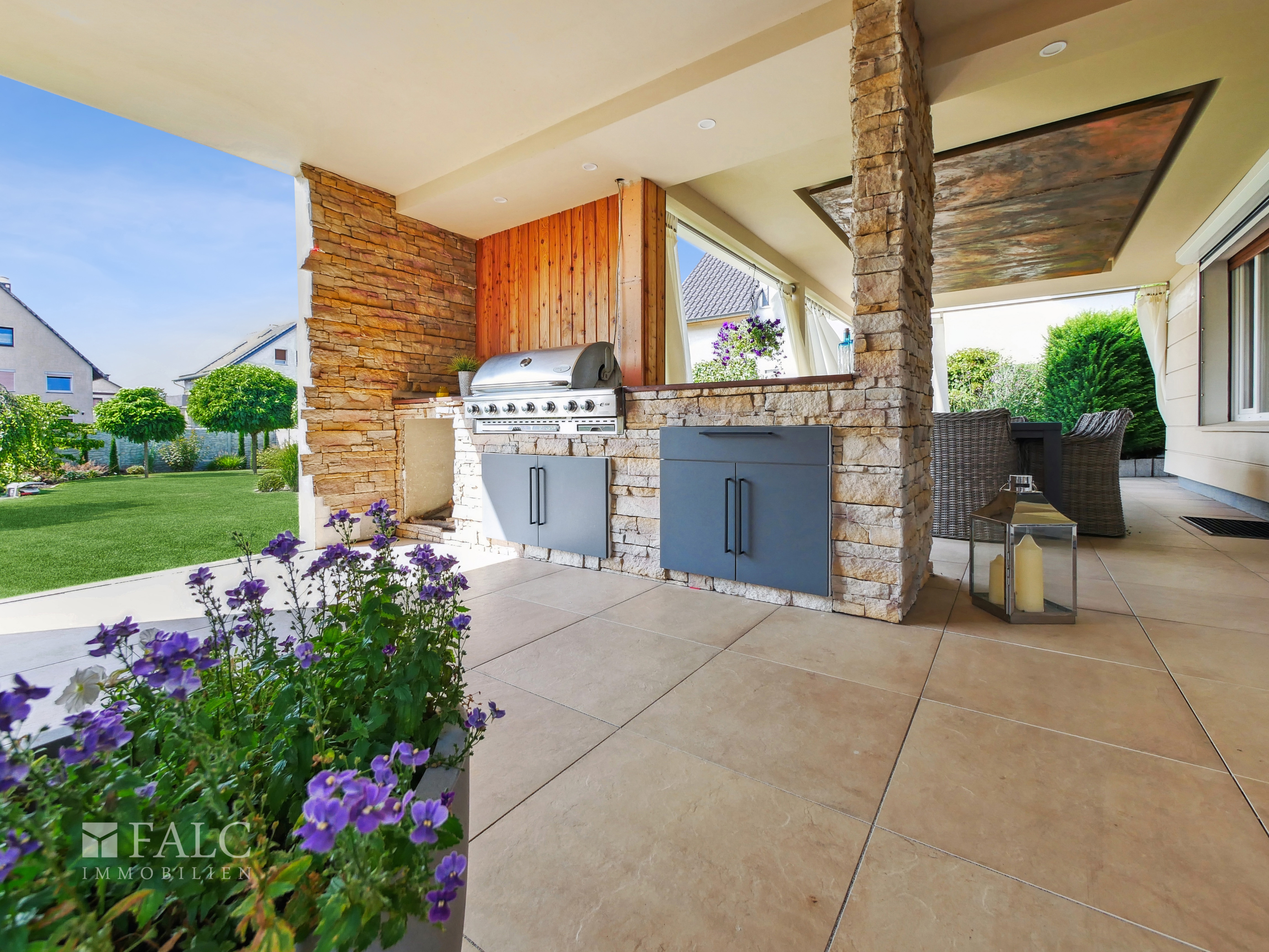 große Terrasse mit  toller Outdoorküche