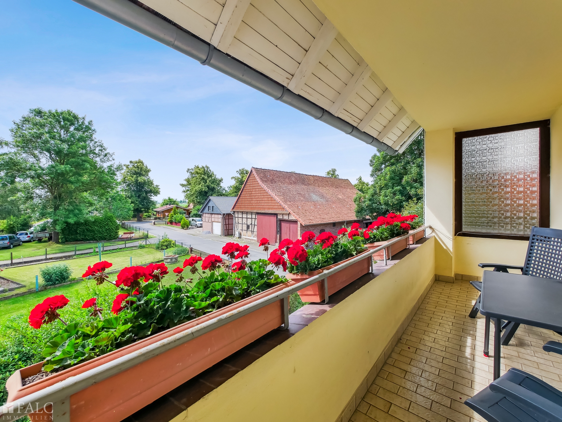 großer Balkon im 1. OG