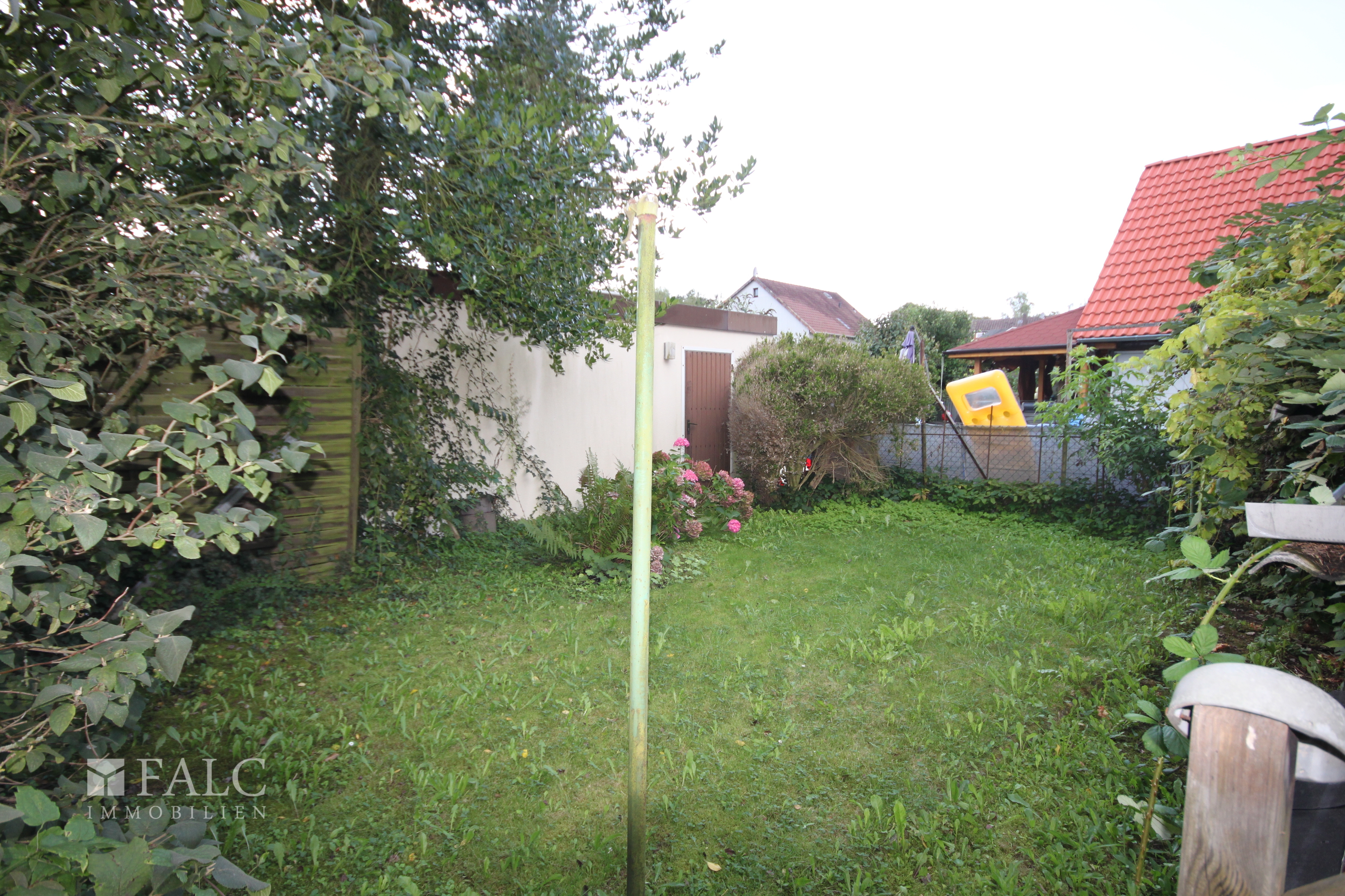 Garten mit Garageneingang