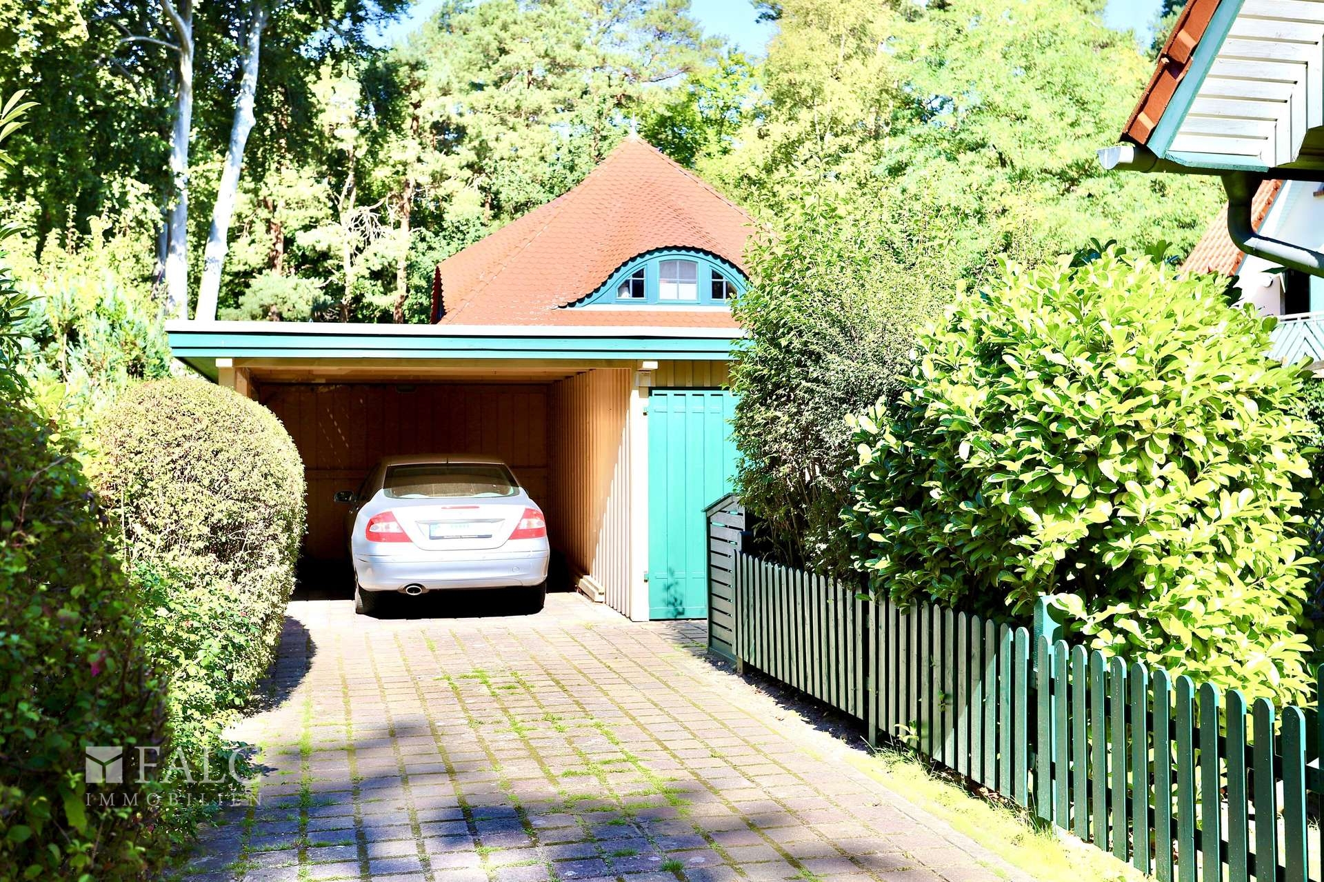 Carport mit Zufahrt