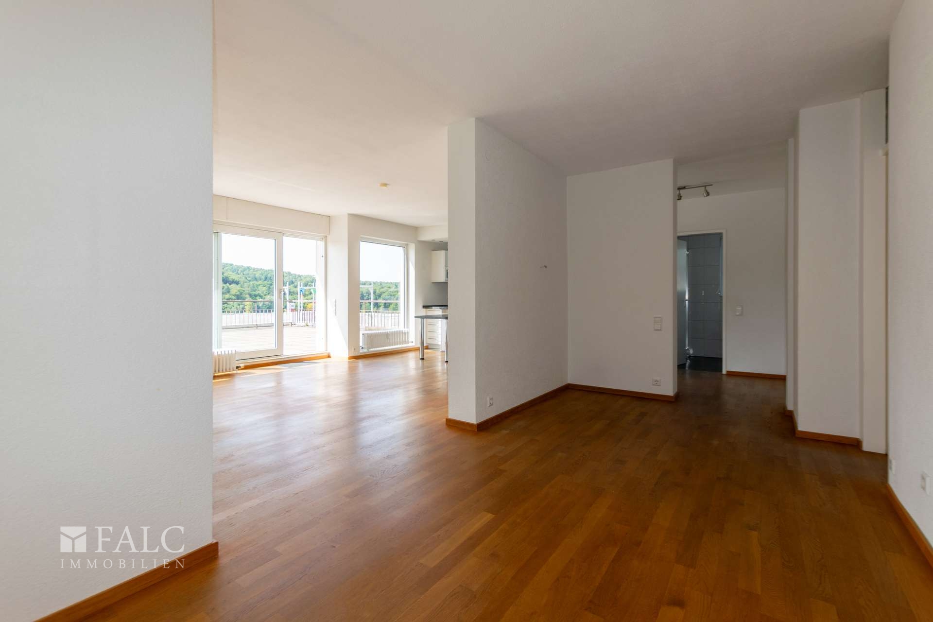 Büro-Ecke mit Blick ins Wohnzimmer