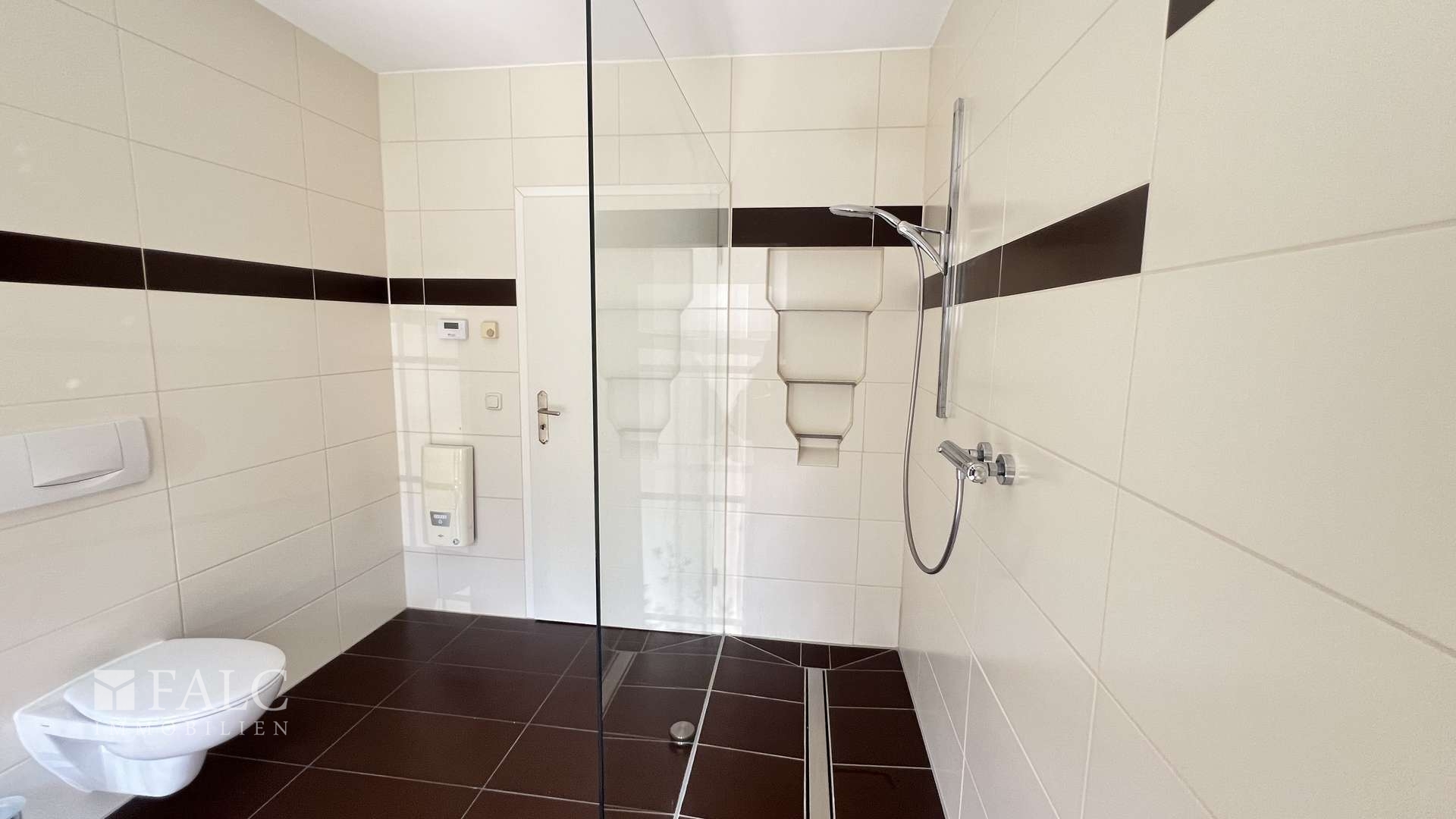 Bad mit Dusche im EG