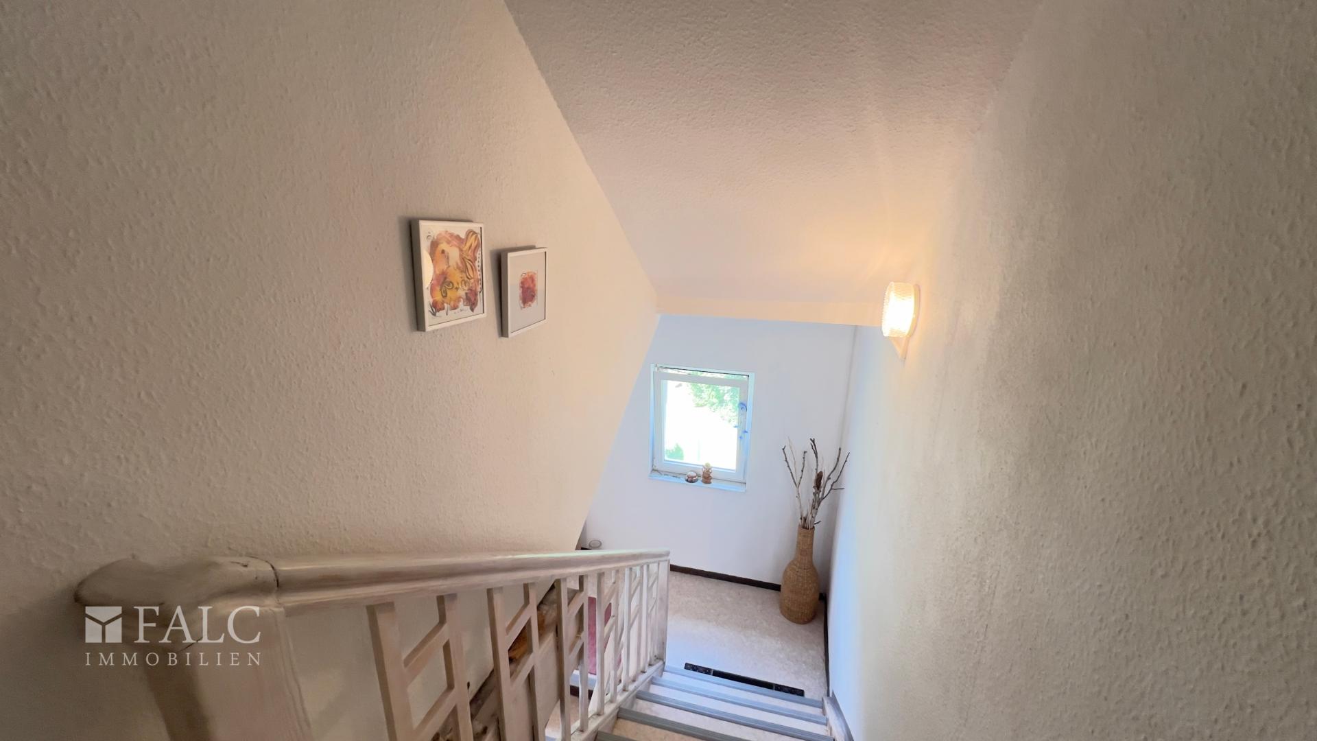 Treppenhaus zur Wohnung links 