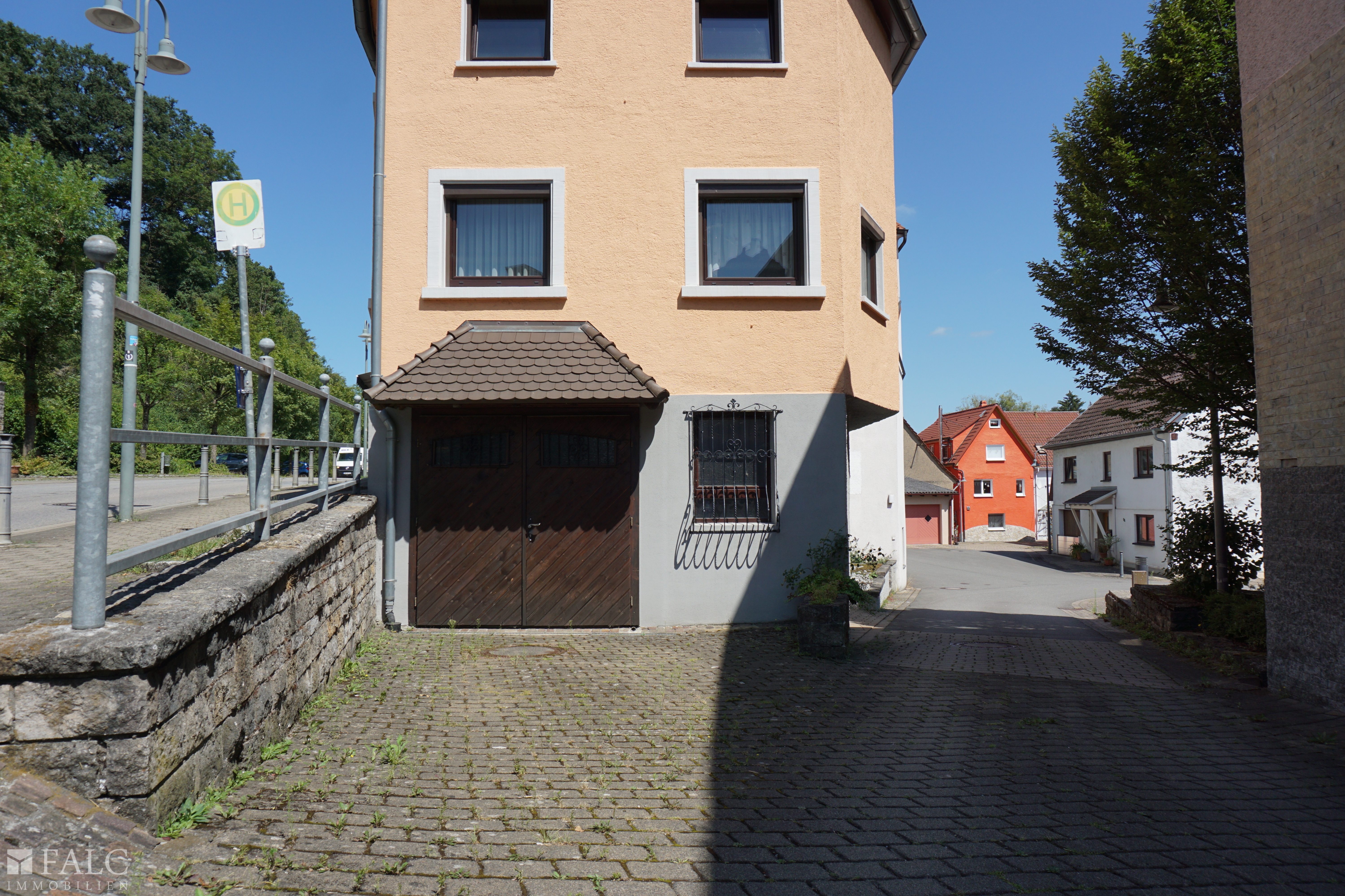 Garage und Stellplatz