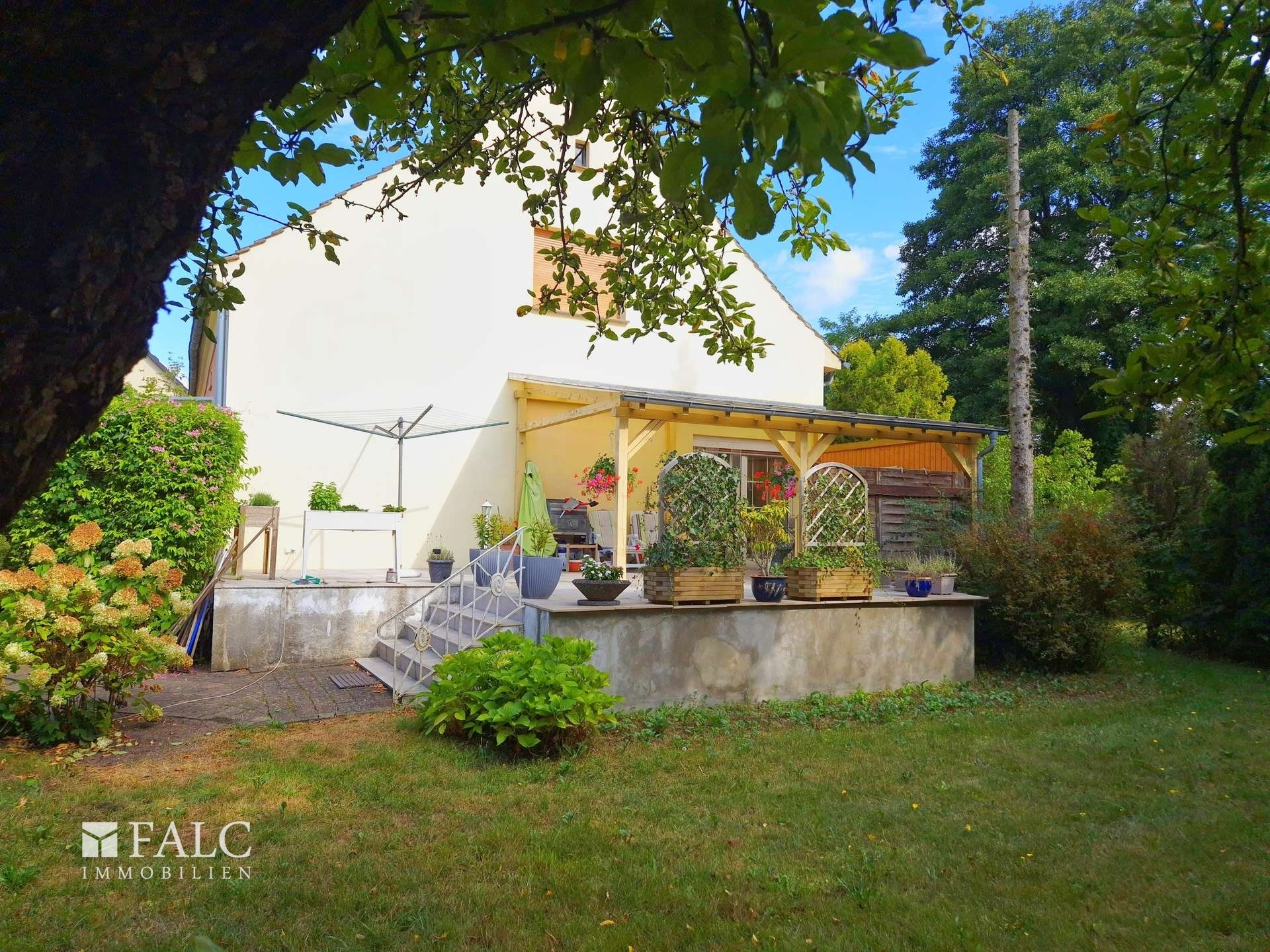 Garten mit Blick zur Terrasse