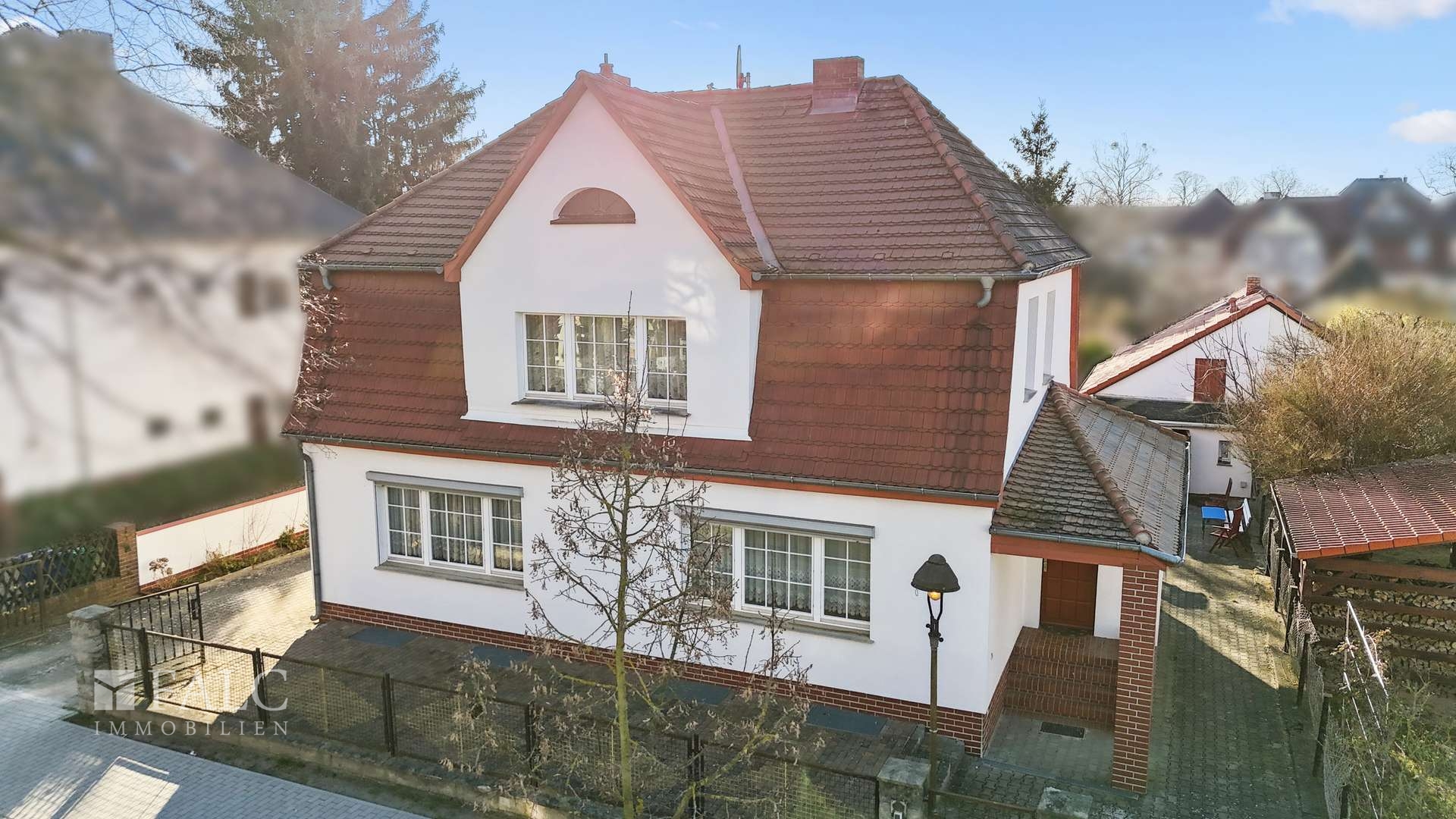Frontansicht mit Eingangsbereich
