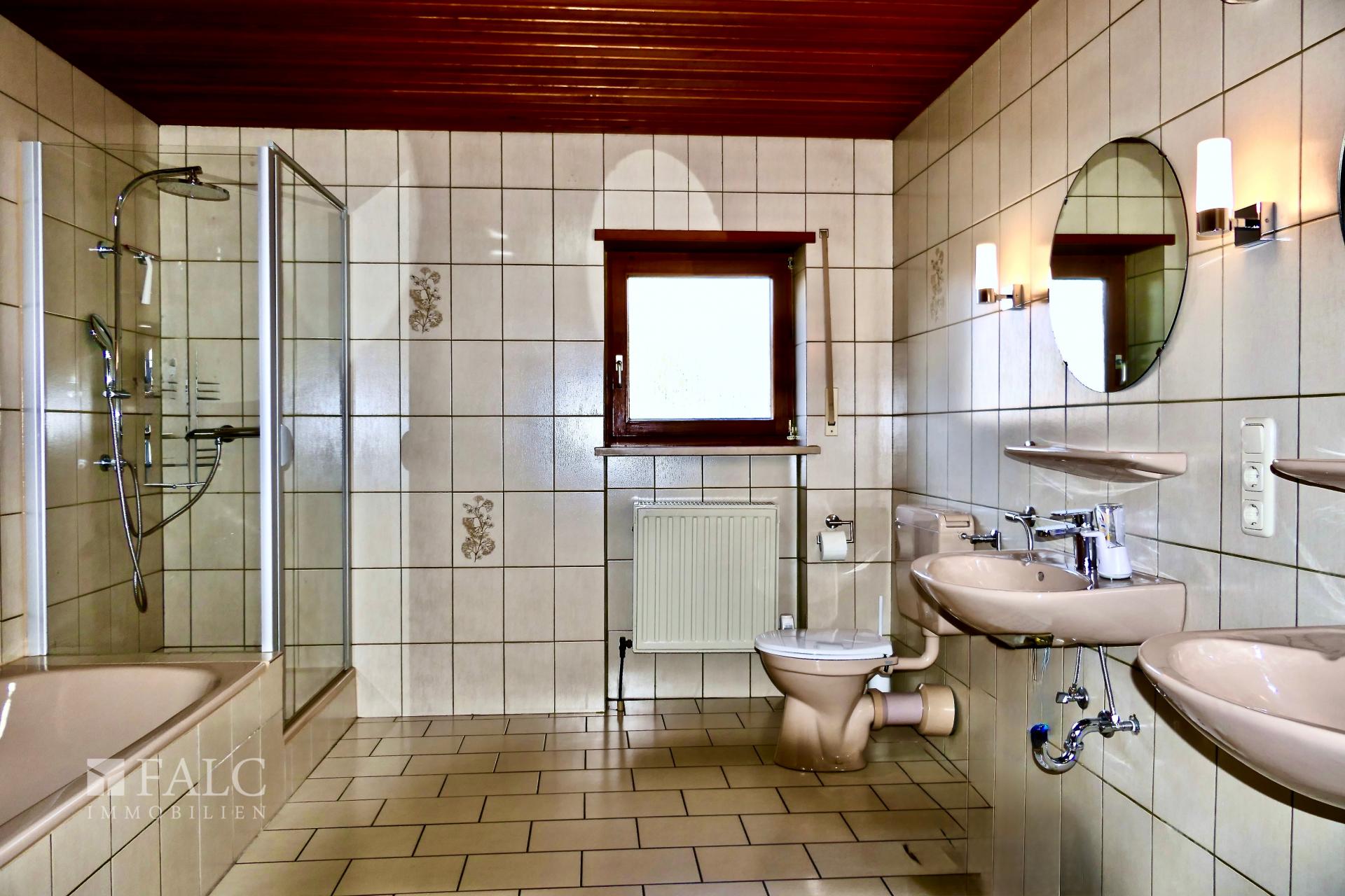 EG: Großes Badezimmer