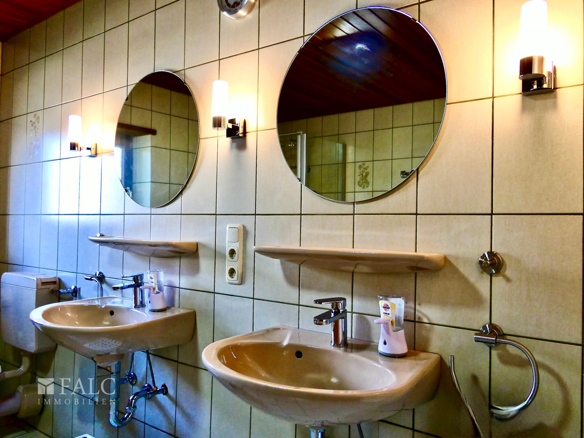 2 WB, Dusche, Wanne, WC, Bidet