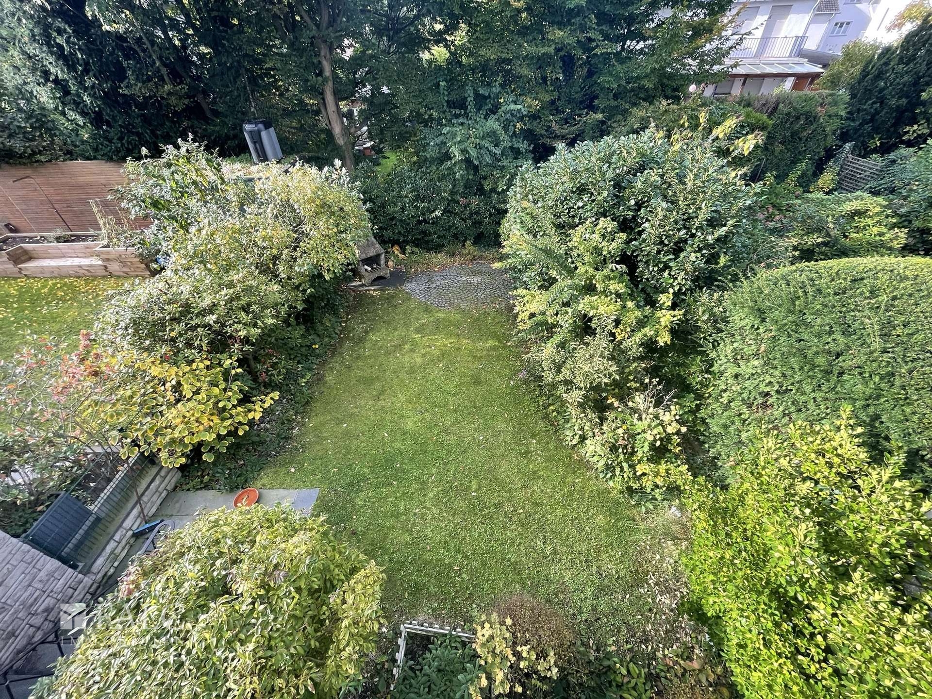 Blick in den Garten vom Balkon