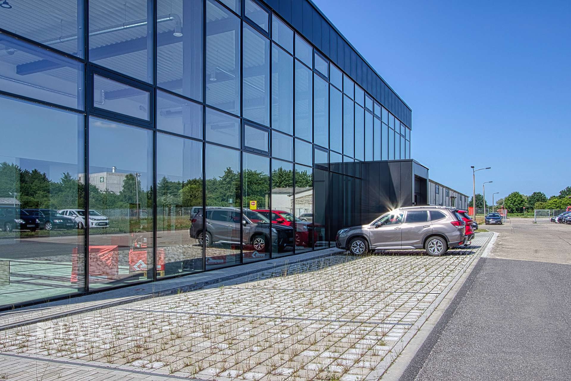 Parkplätze vor dem Gebäude