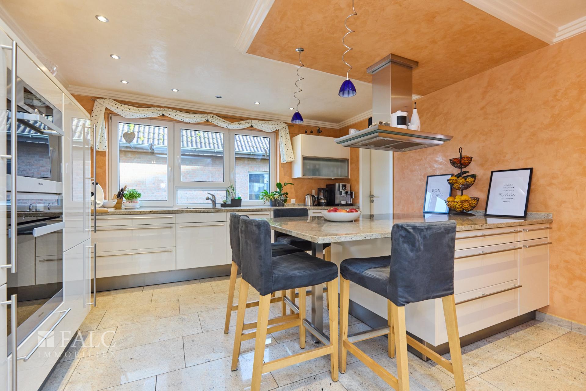 Offene Küche mit Sitzgruppe