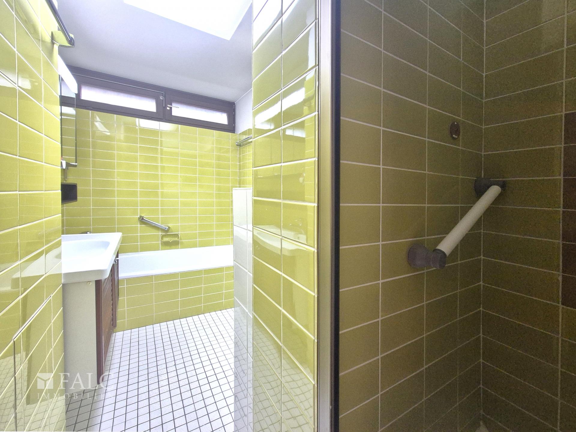 Badezimmer mit Dusche