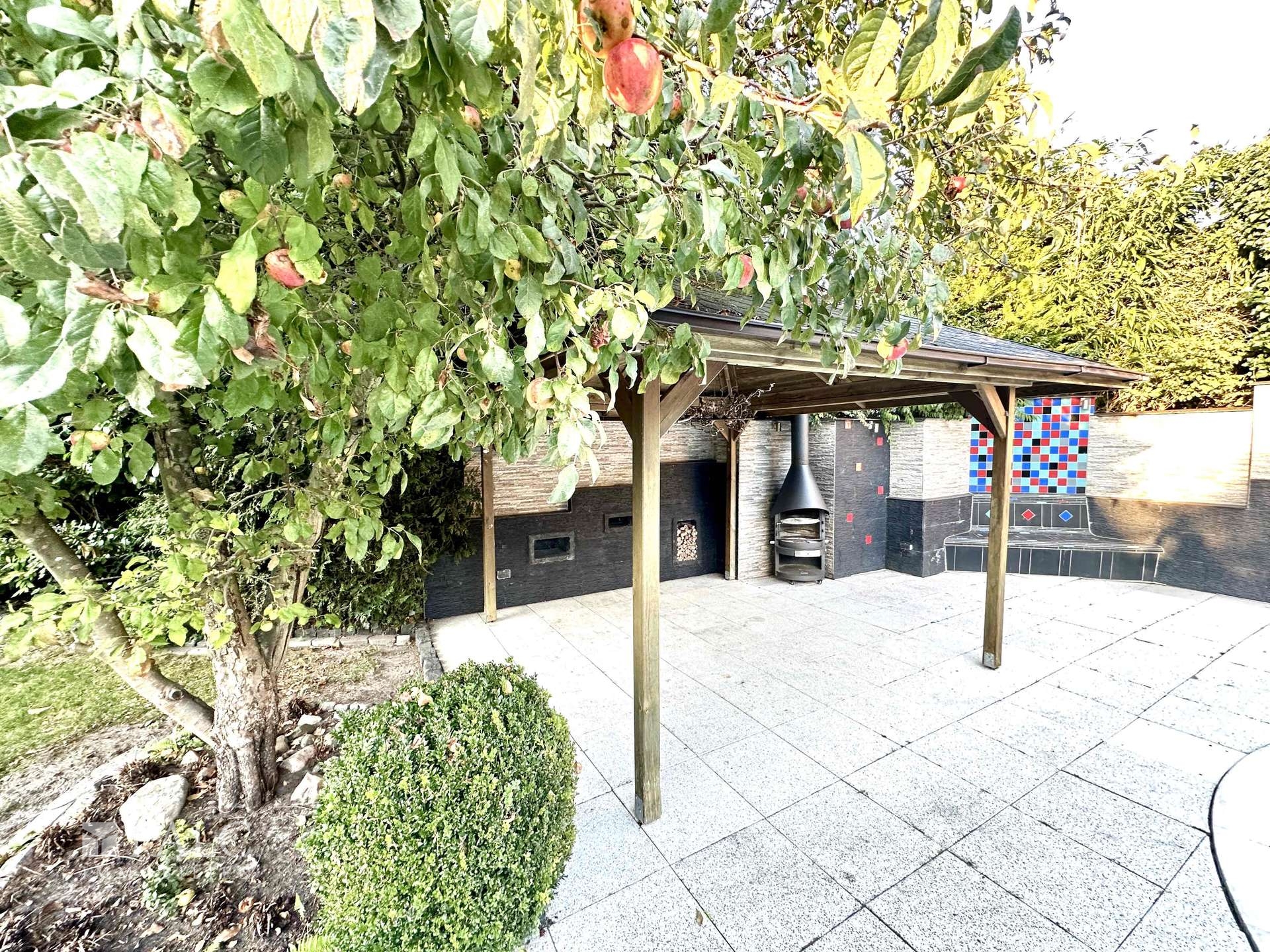 Terrasse am Pool mit Pavillion/ DHH rechts