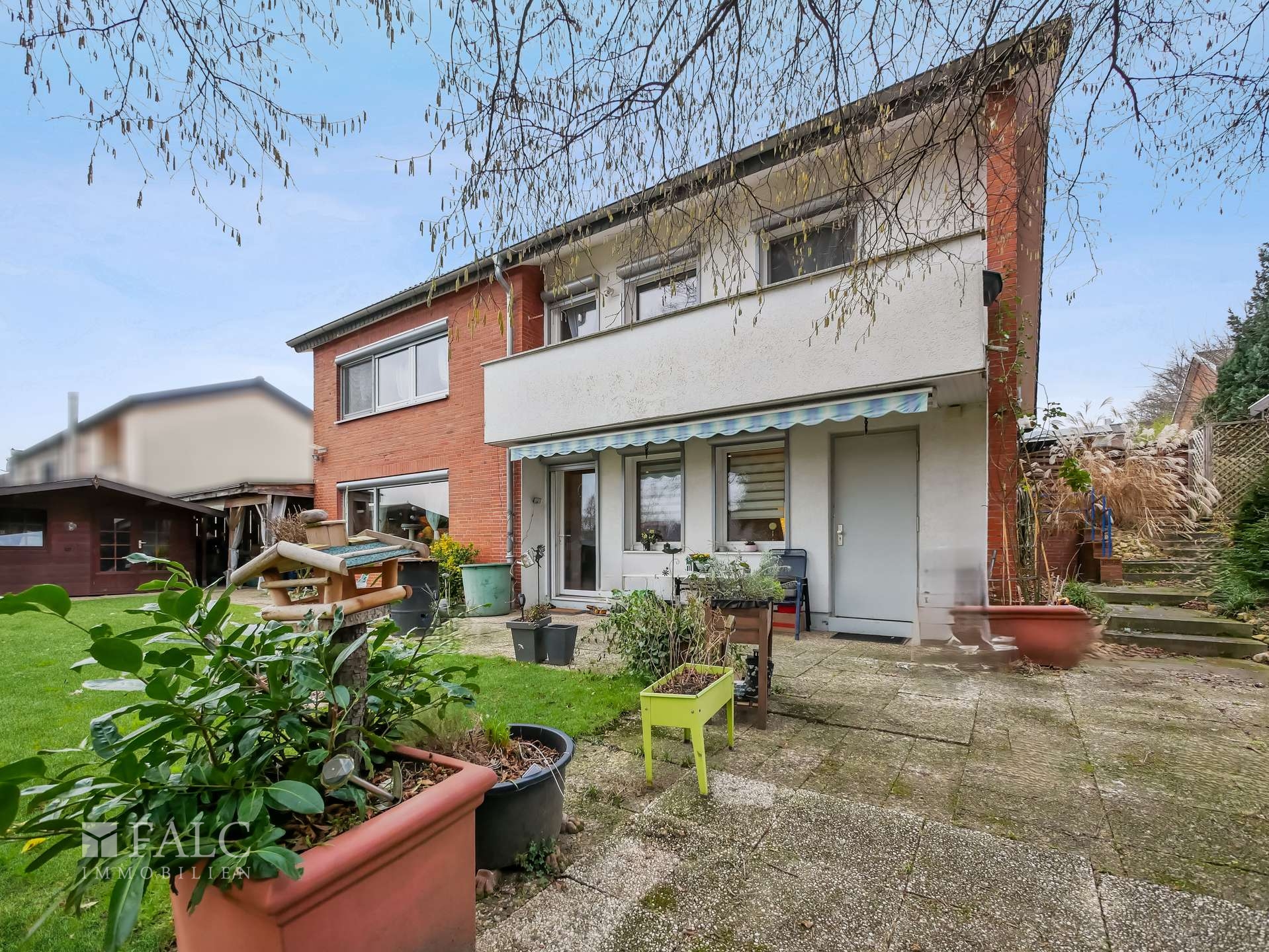 Rückseite mit Terrasse