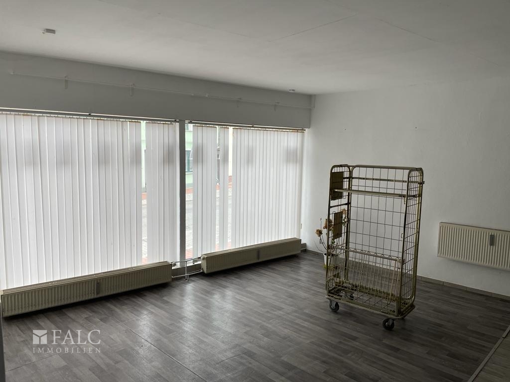 Straßenseite EG Vorderhaus