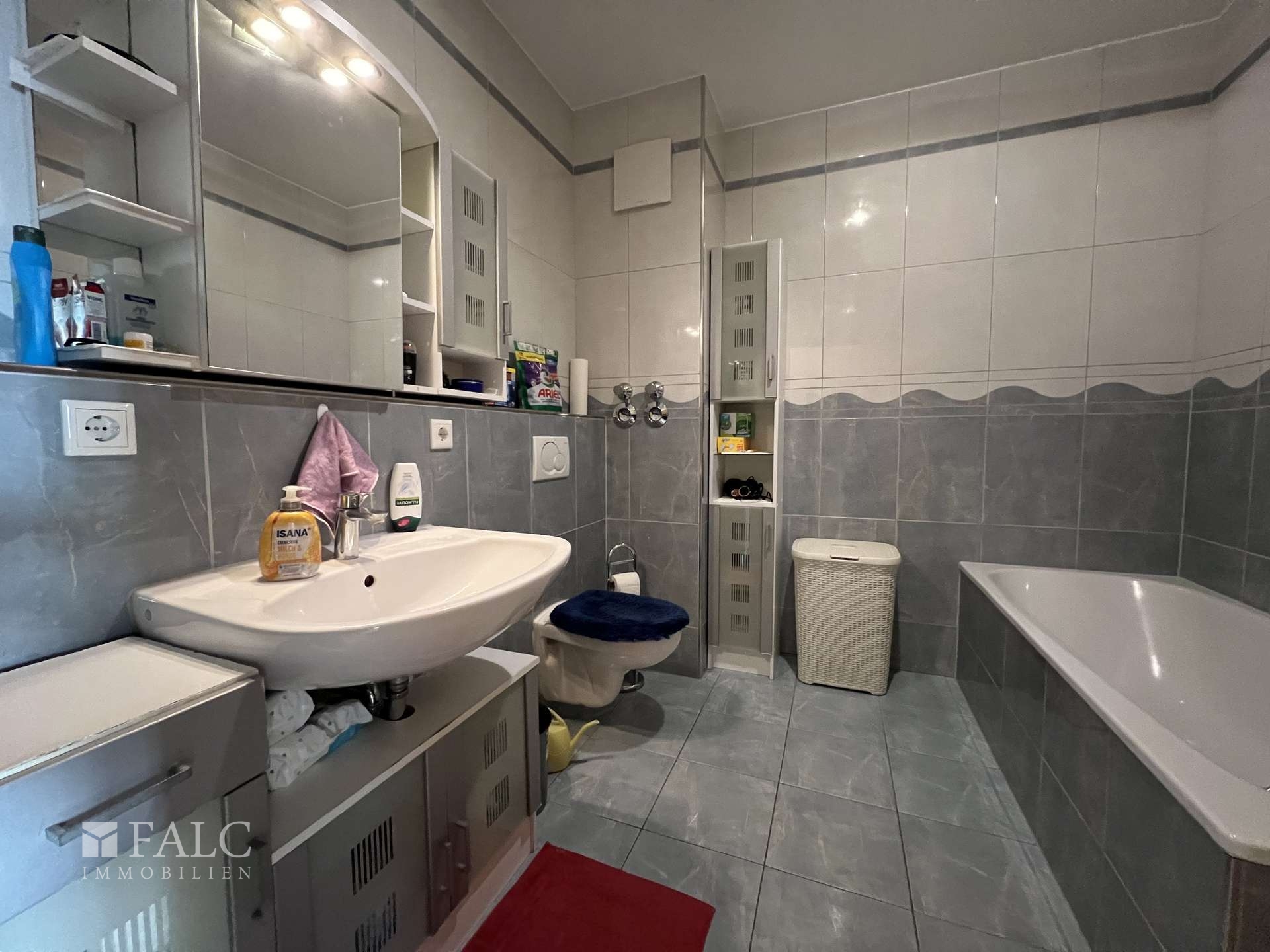 Badezimmer- Wanne