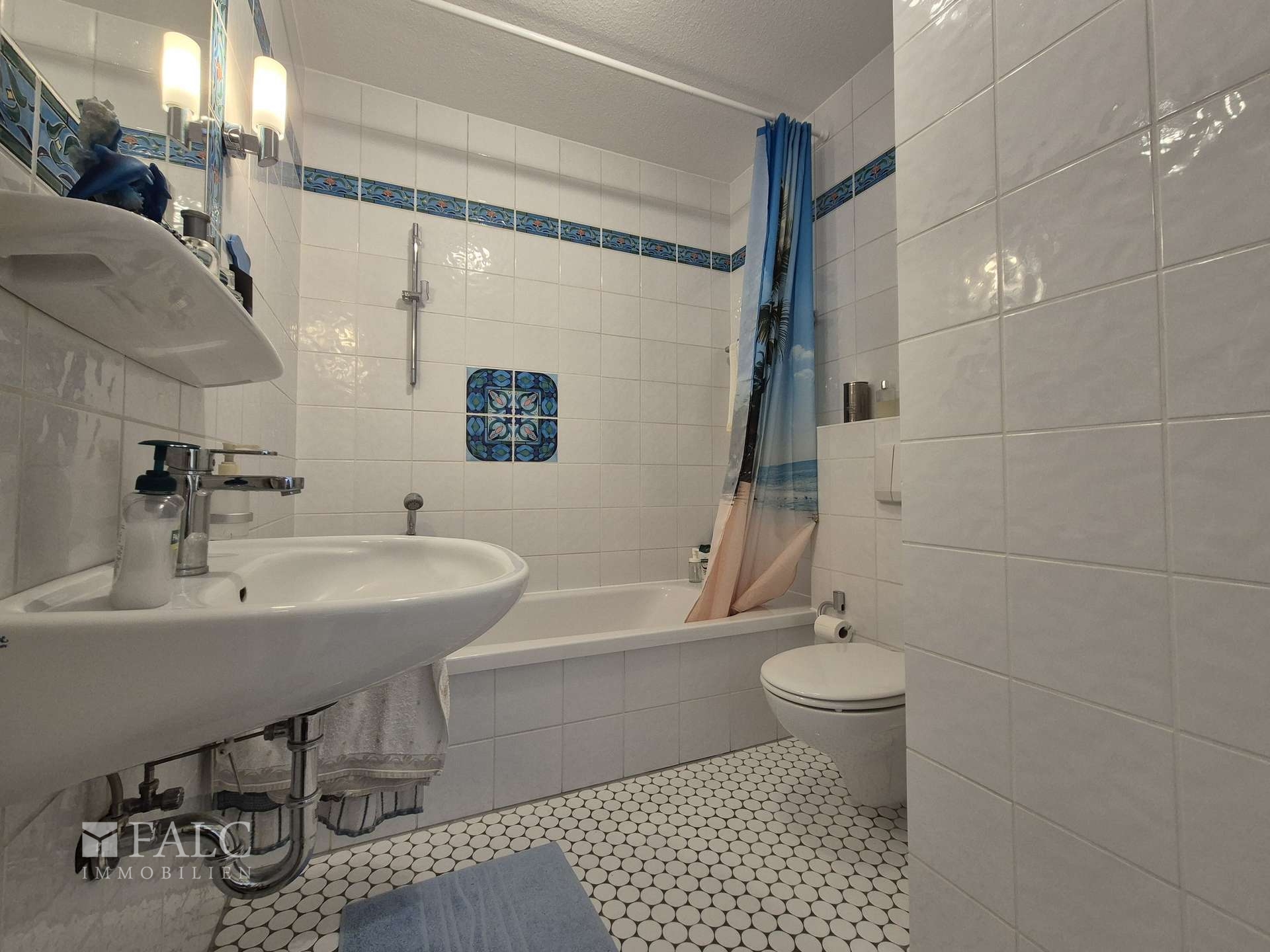 Helles Badezimmer