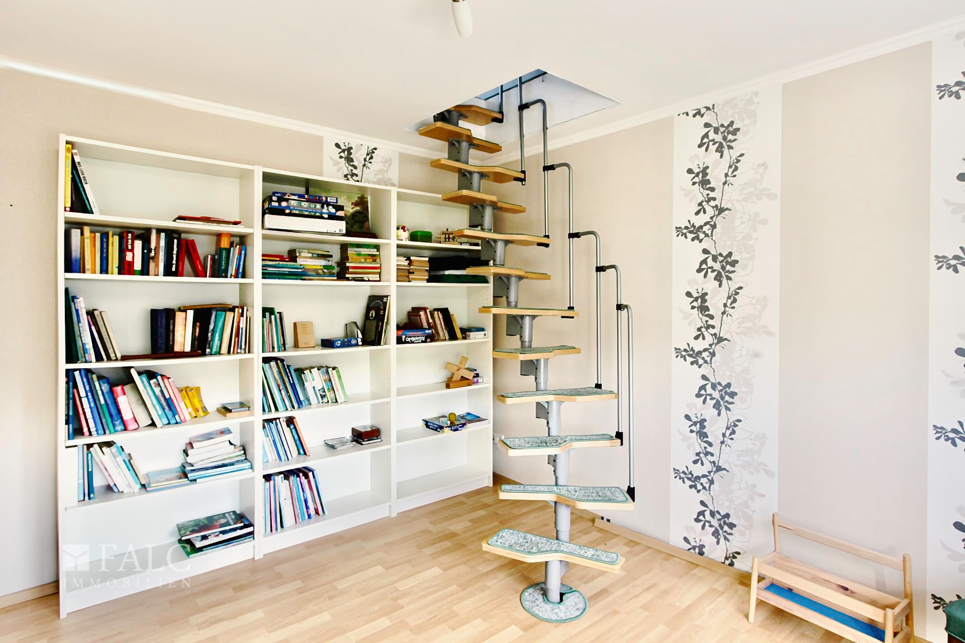 Zimmer mit Zugang zum Dachboden OG