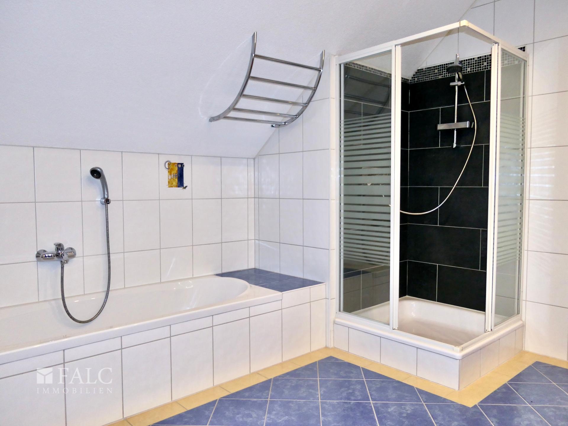 OG: Badewanne, Dusche, WC, FBH