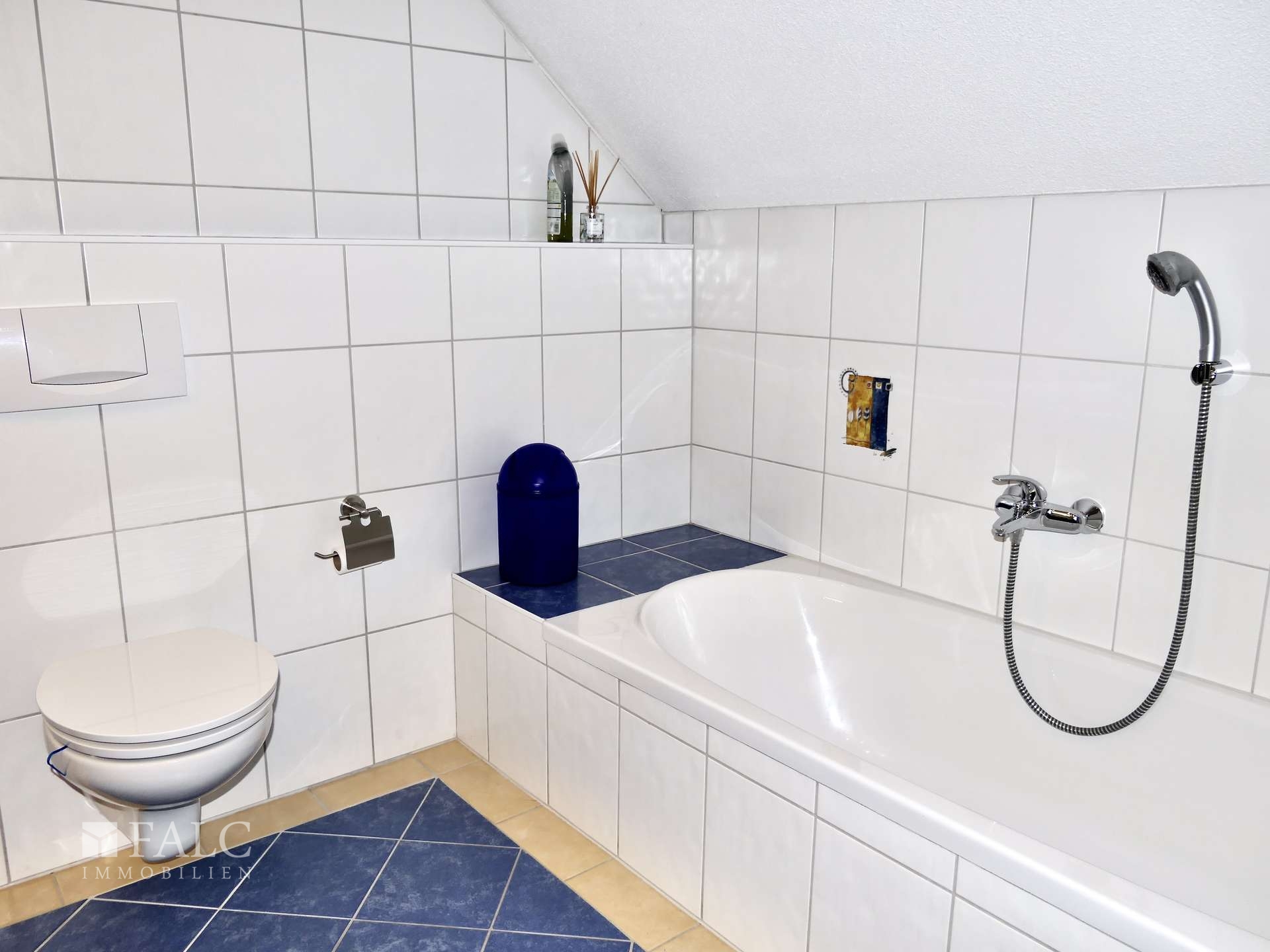 OG: Badewanne, WC, Dusche, FBH