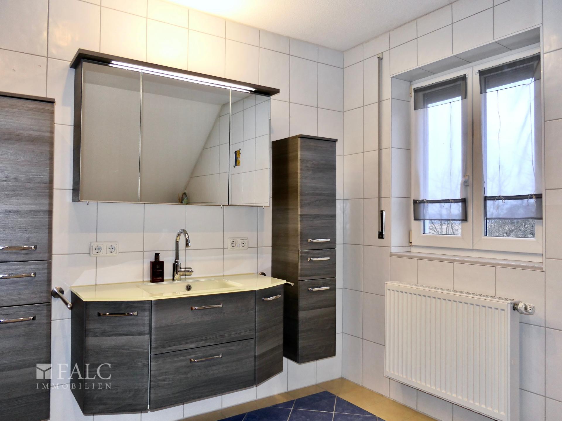 OG: Badezimmer mit Fenster