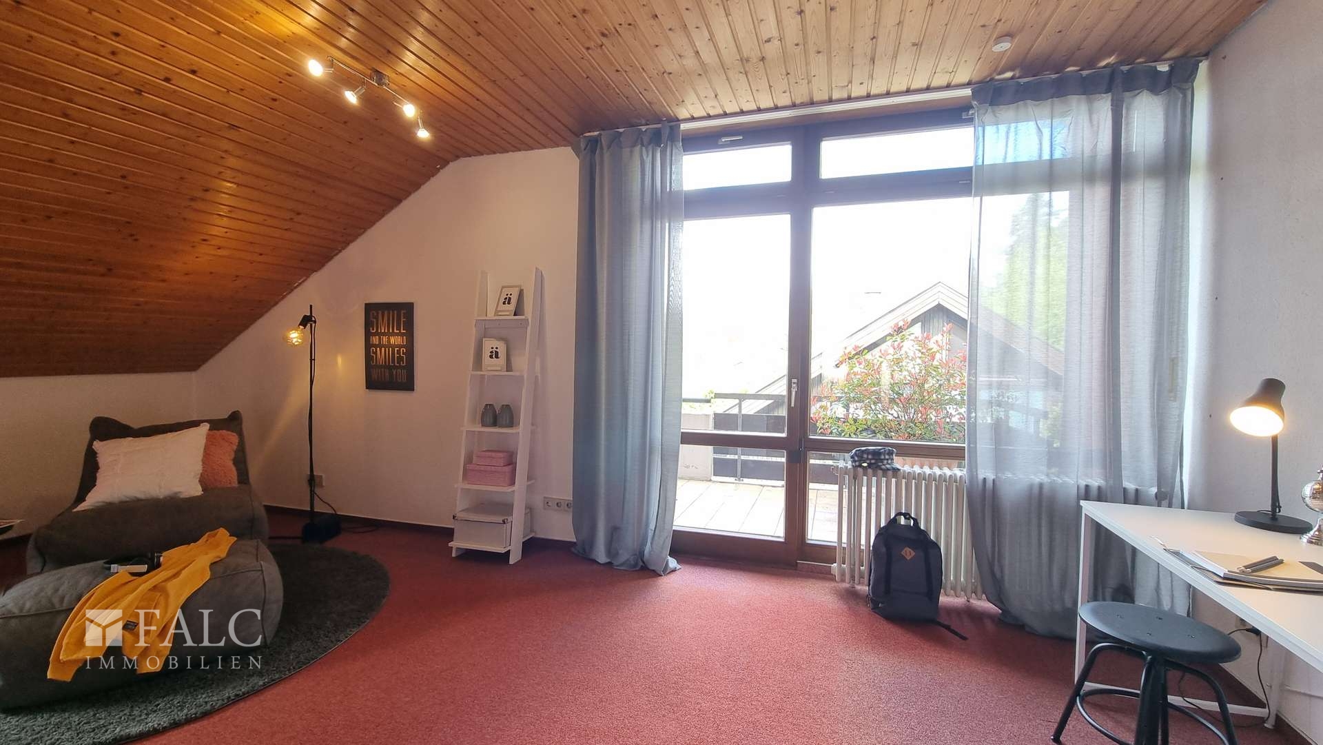 mit Balkon
