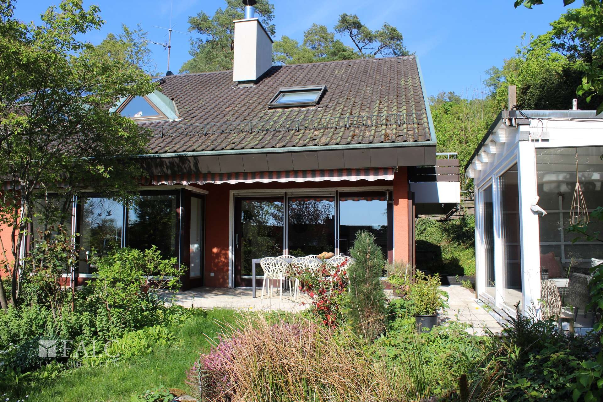 mit Terrasse