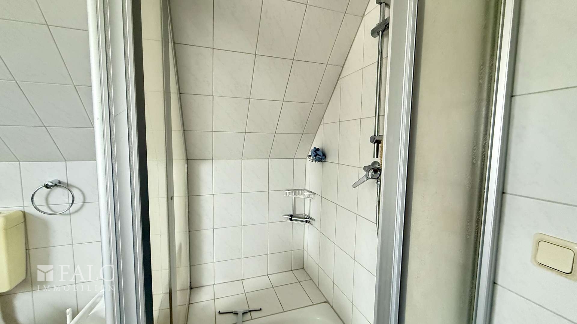 Bad mit Dusche im Obergeschoss 