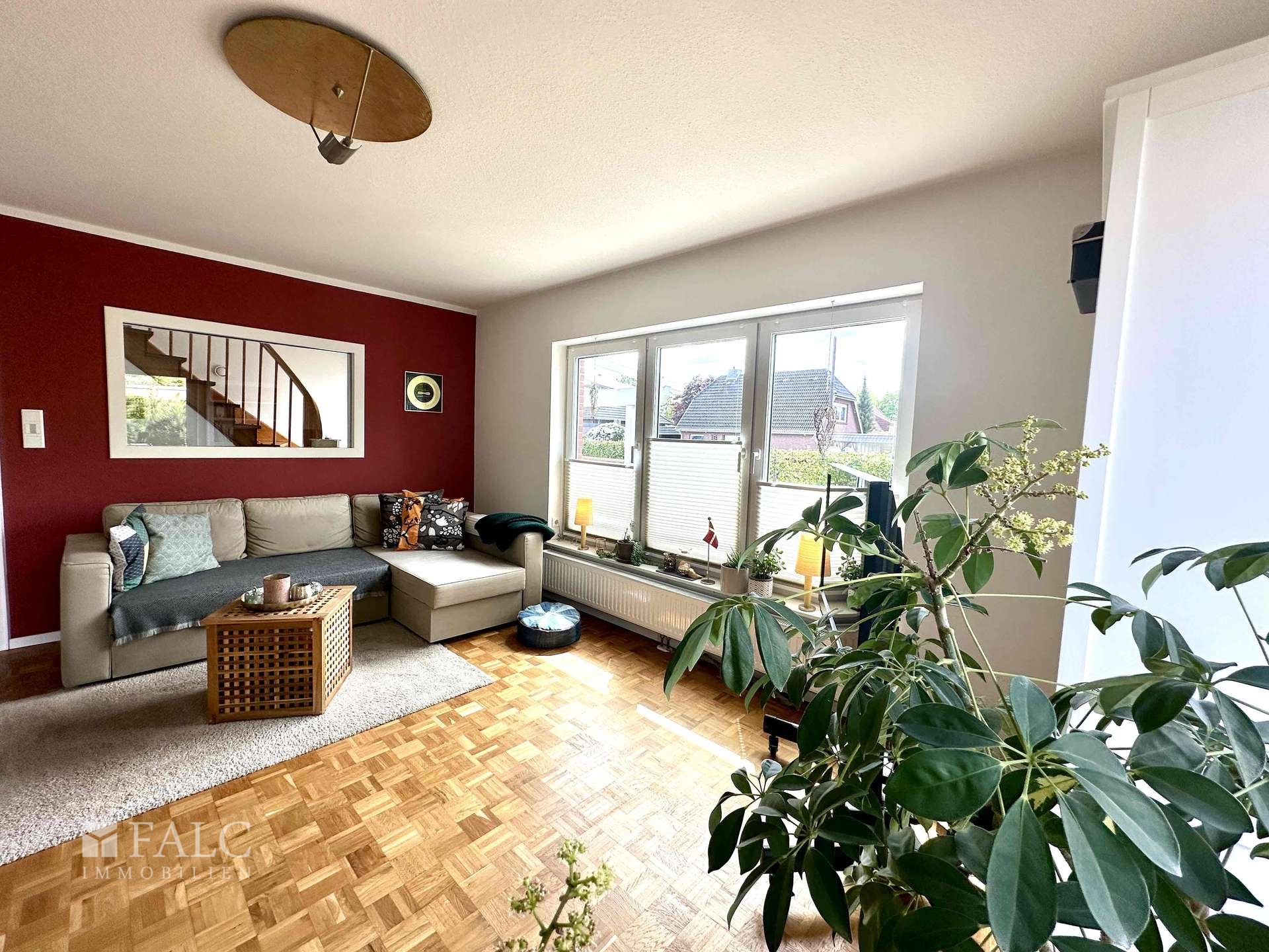 Wohnzimmer mit Blick auf den Flur EG