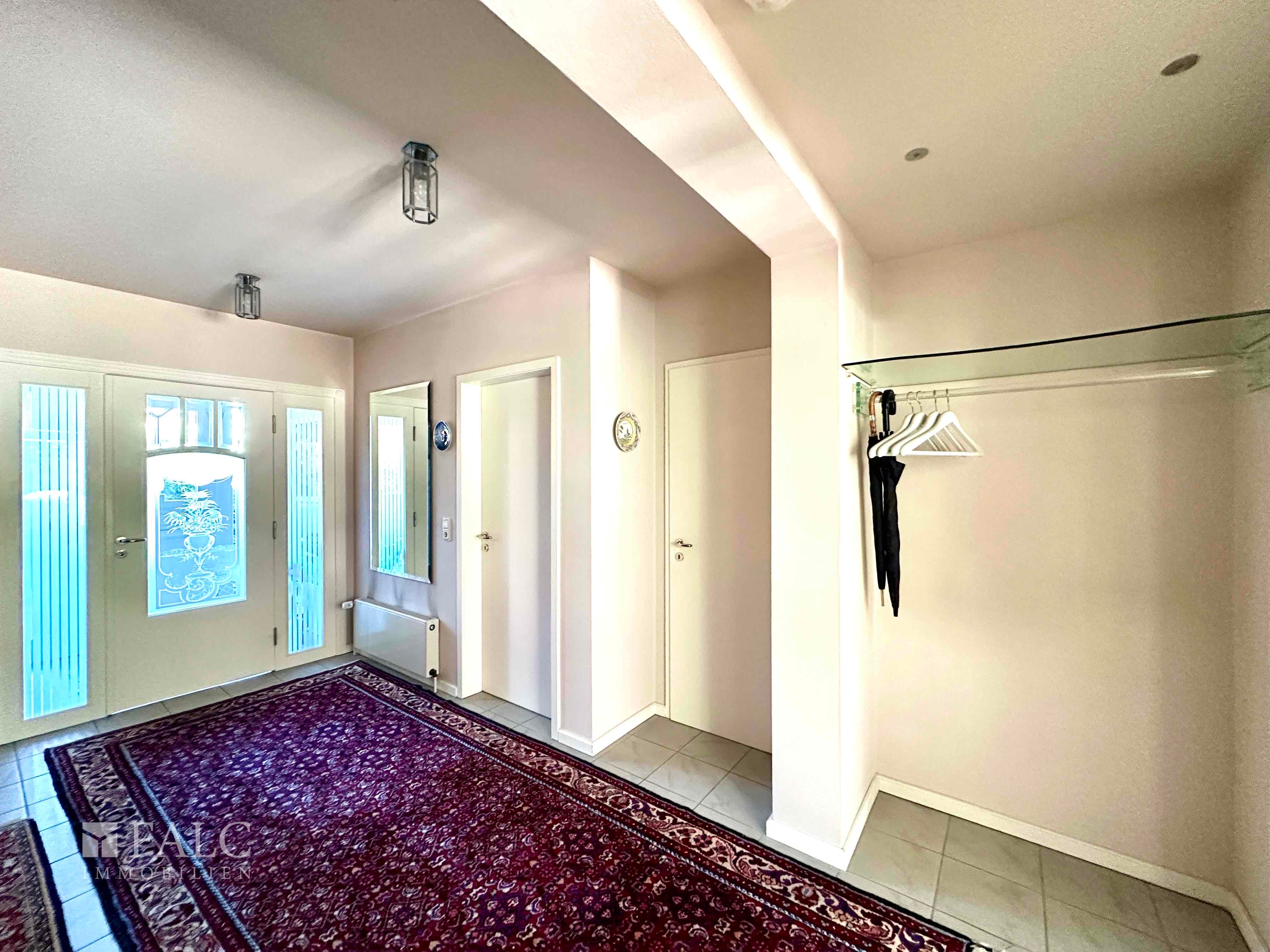 Flur mit Garderobe EG