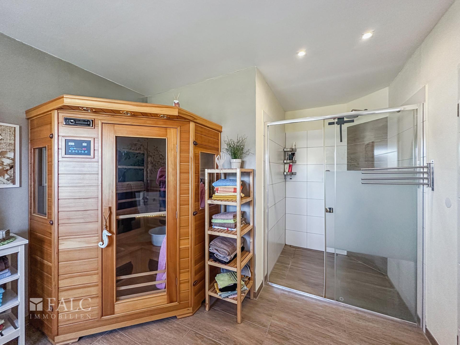 Sauna und bodentiefe Dusche