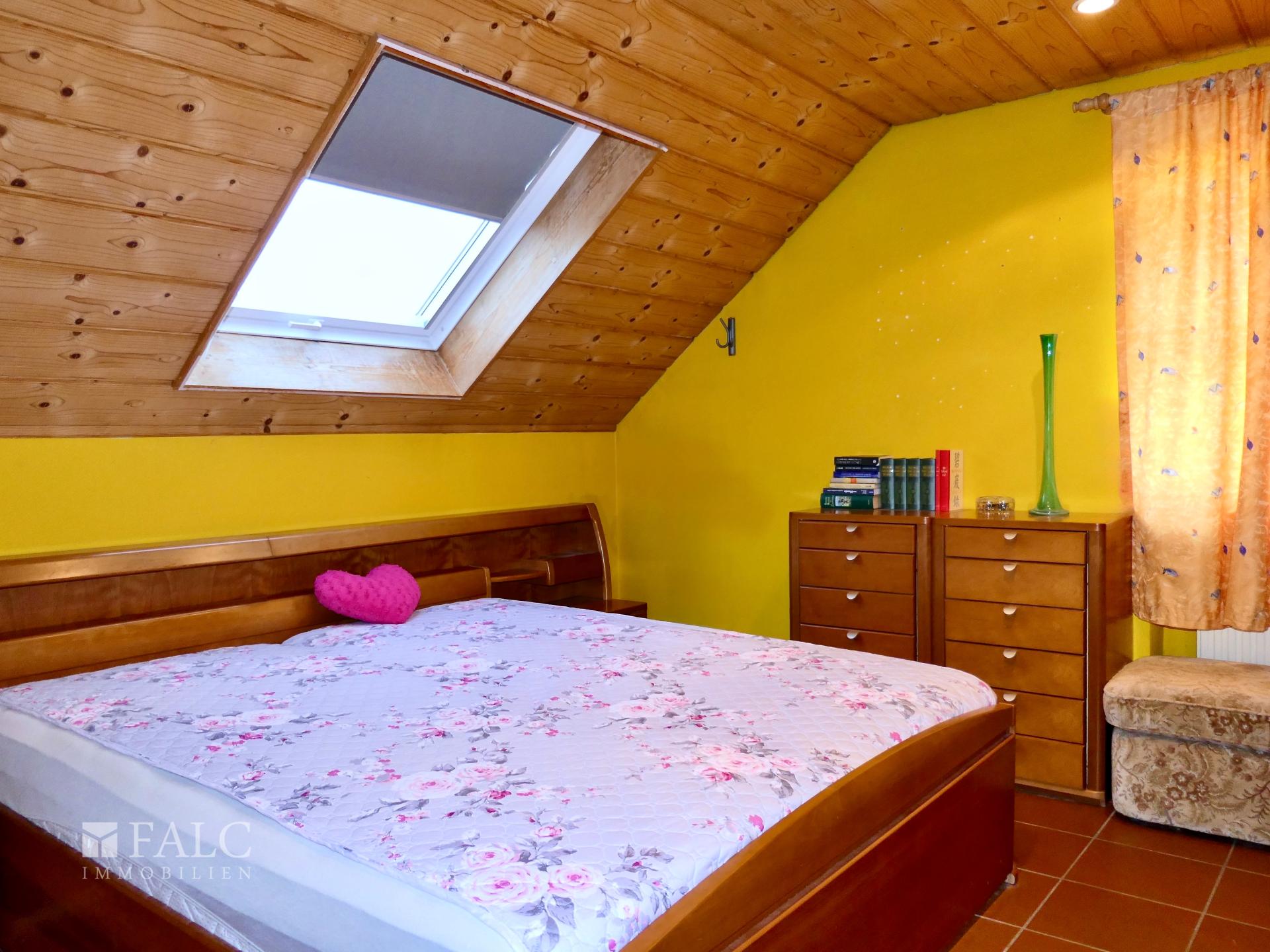 OG: Schlafzimmer 1 von 4