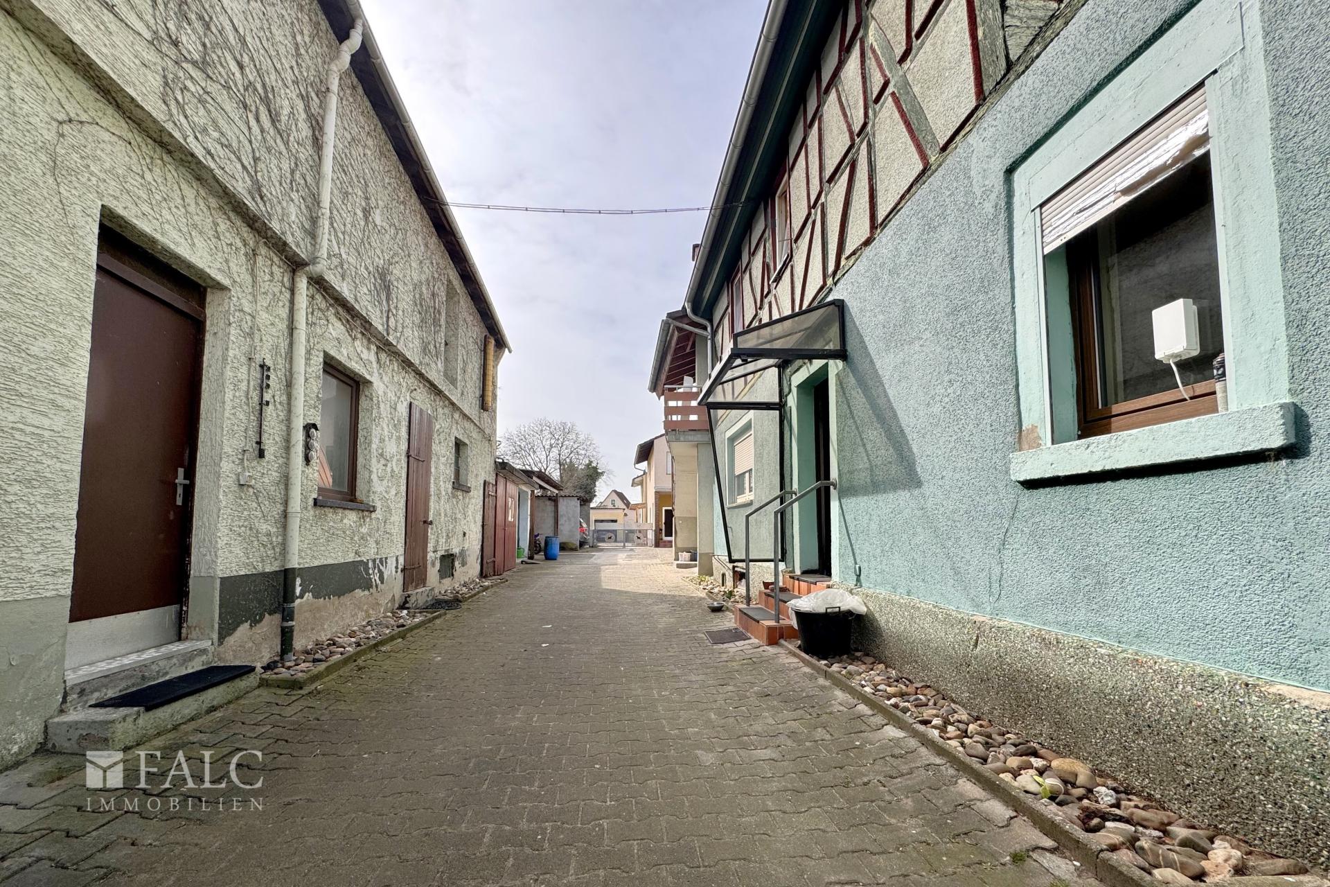 Hofansicht mit Nebengebäude 