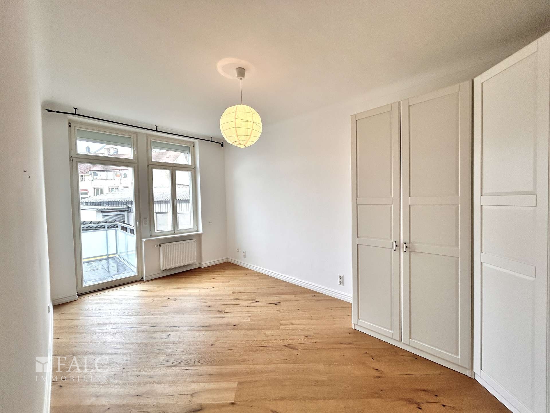 Schlafzimmer mit Balkonzugang