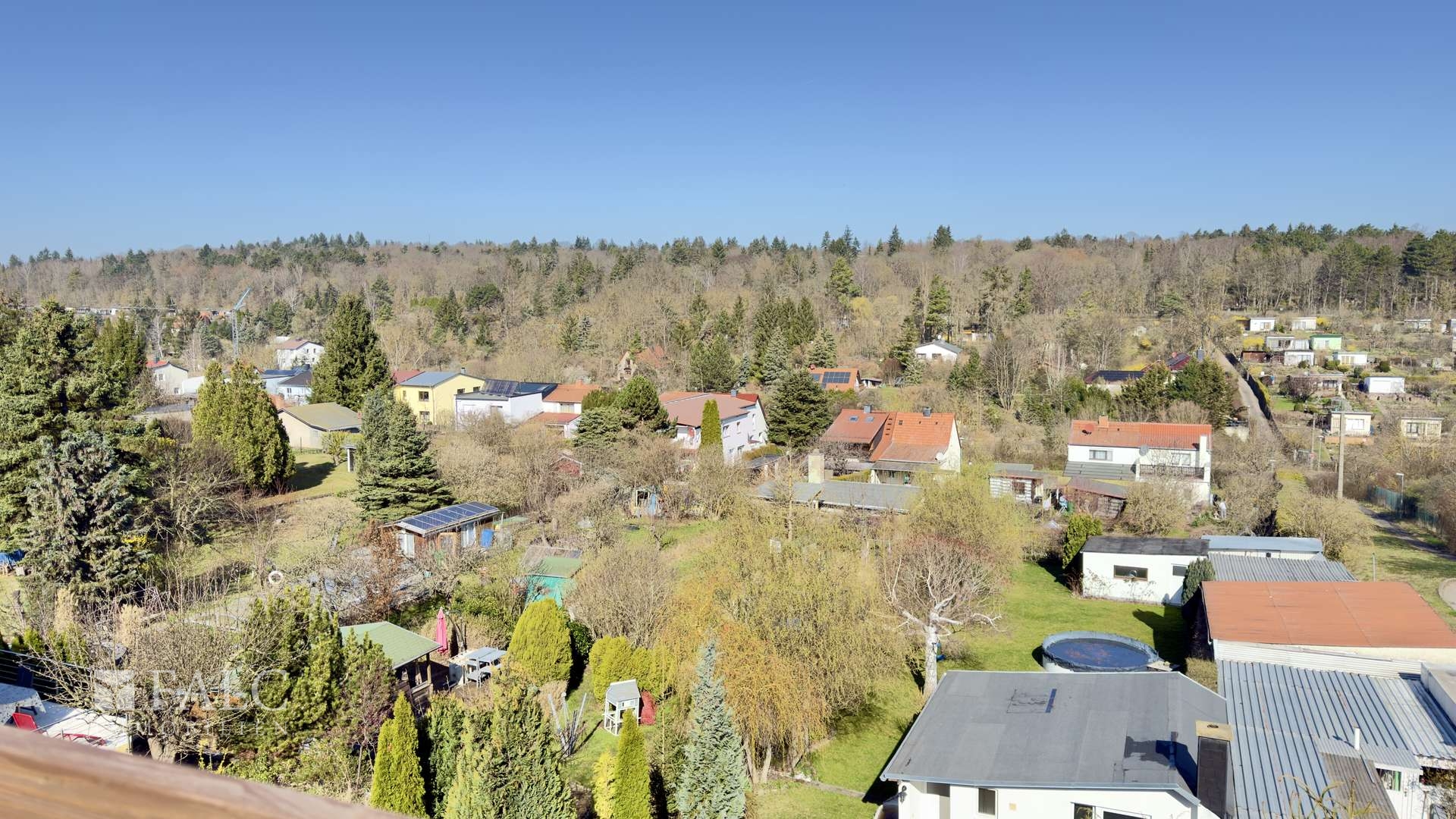 Blick in den Garten von der Terrasse